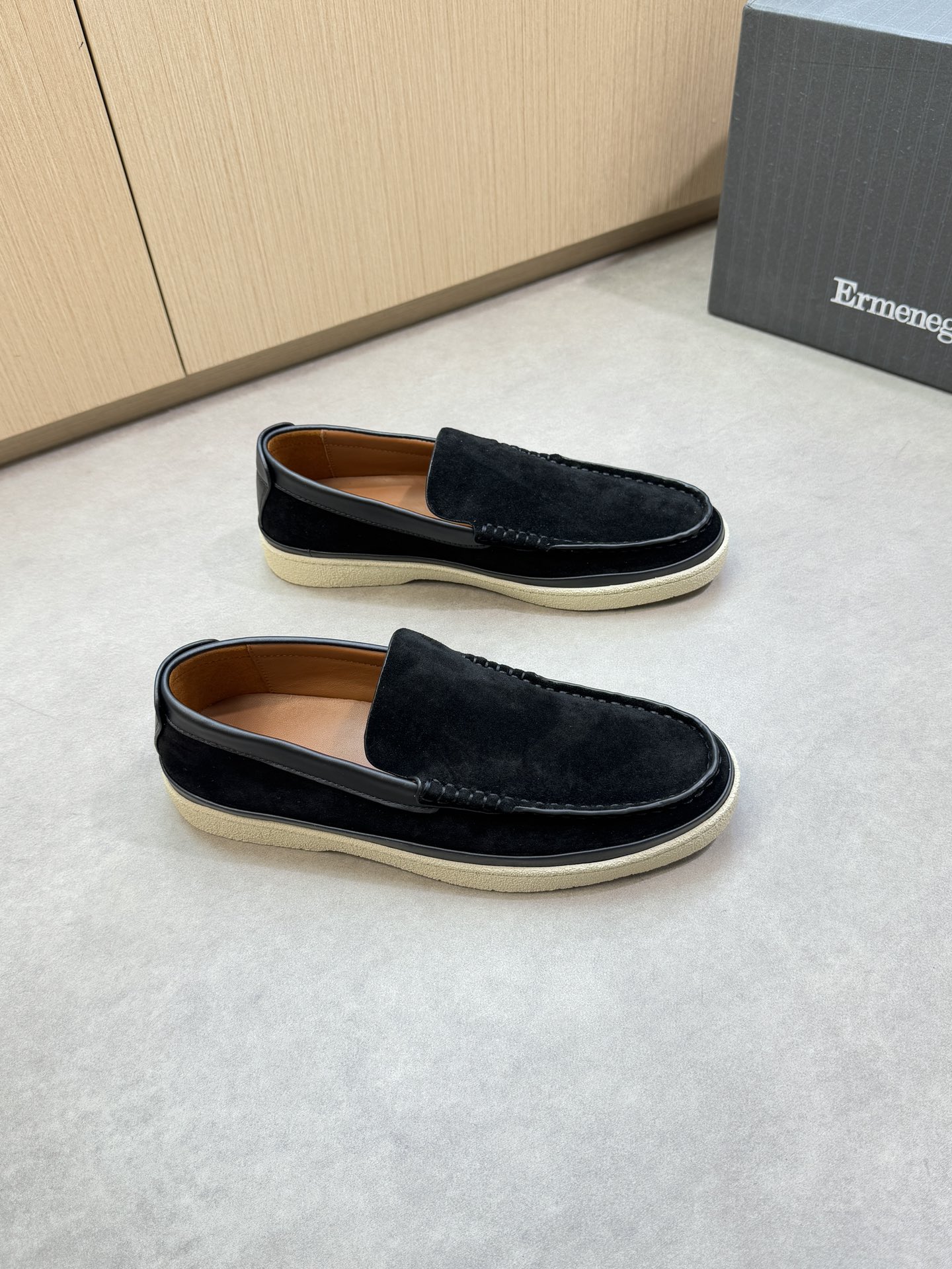 NO:352922,【Zegna】Jenia - High-end quality Original single casual sports shoes - Upper original Napa calfskin, reverse velvet calfskin, shoe Dan hand-stitched mark thread, hand-painted edge craftsmanship, lazy people put on and take off one foot and pedal bicycle - Inner water dyed cowhide - Outsole ultralight TPR·Rubber molded outsole - Ultra-high quality control·fine workmanship highlight (high-end·noble·grade) -Size: 39-44 (38,45, custom made)·Z0112,,zegna,cowhide19860909【Zegna】杰尼亚 -高端品质 原单休闲运动板鞋 -鞋面原版纳帕小牛皮、反绒小牛皮、鞋丹手工串缝马克线、手工涂边工艺、懒人穿脱一脚蹬自行车 -内里水染牛皮 -大底超轻TPR·橡胶成型大底 -超高品控·做工精细凸显(高端·贵气·档次) -Size: 39-44（38,45,可订做)·Z0112,,zegna,cowhide,Men's shoes