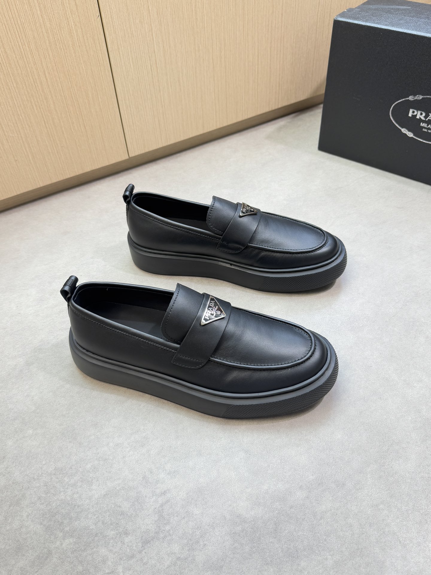 NO:352936,【PRADA】Prada - High-end quality Original single casual sneakers - Upper original Napa calfskin, shoe Dan outer joint stitching, brand metal fastener, hand-painted edge-inner water dyed cowhide - Outsole ultra-light original TPU foam; molded outsole - Ultra-high quality control·fine workmanship highlighted (high-end, noble, grade) -Size 39-44 (38,45, custom made)·PR0112,,prada,prada,sneakers,cowhide19860909【PRADA】普拉达 -高端品质 原单休闲运动鞋 -鞋面原版纳帕小牛皮、鞋丹外合车缝线、品牌金属扣件、手工涂边工艺 -内里水染牛皮 -大底超轻原版TPU发泡；成型大底 -超高品控·做工精细凸显(高端·贵气·档次) -Size 39-44（38,45,可订做)·PR0112,,prada,prada,sneakers,cowhide,Men's shoes