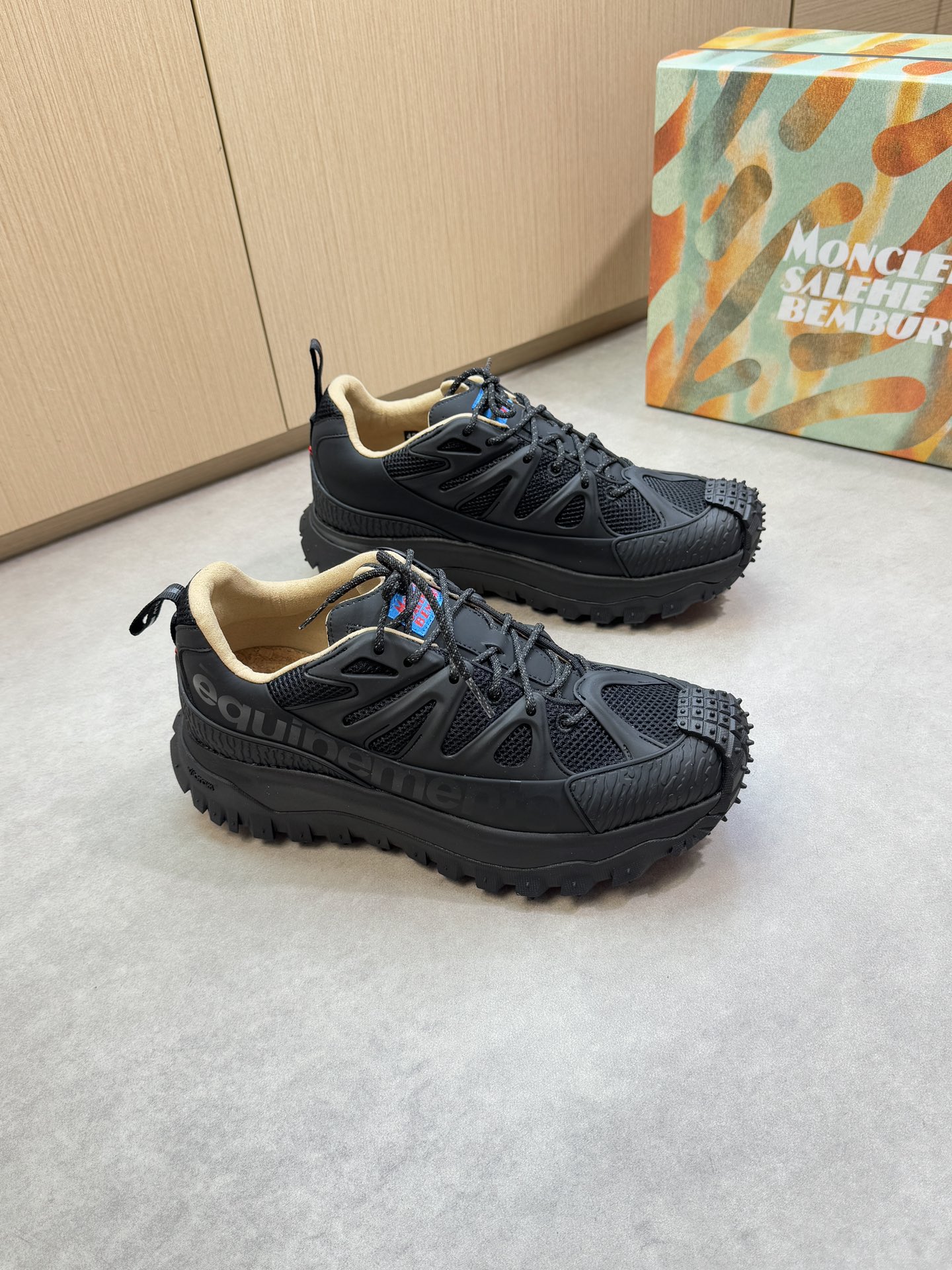 NO:352982,【MONCIER Salehe Bembury】Shirt-High-end quality Moncola Original single casual sneakers - upper; Napa calfskin, brand net canvas cloth, injection molding brand module, highlighting brand elements, sewing brand plastic module - Neil brand canvas - Outsole ultra-light TPU foam. Rubber; Two-color molded outsole - Ultra-high quality control·fine workmanship highlighting (high-end, noble, grade) -Size 39-44 (38,45, custom made) MC0126,,burberry,Moncler,sneakers,cowhide19860909【MONCIER Salehe Bembury】蒙口联名款 -高端品质 蒙可睐 原单休闲运动鞋 -鞋面；纳帕小牛皮、品牌网帆布布匹、注塑品牌模块、凸显品牌原素、车缝品牌塑胶模块 -内里品牌帆布 -大底超轻TPU发泡.橡胶; 双色成型大底 -超高品控·做工精细凸显 (高端·贵气·档次) -Size 39-44（38,45,可订做)·MC0126,,burberry,Moncler,sneakers,cowhide,Men's shoes