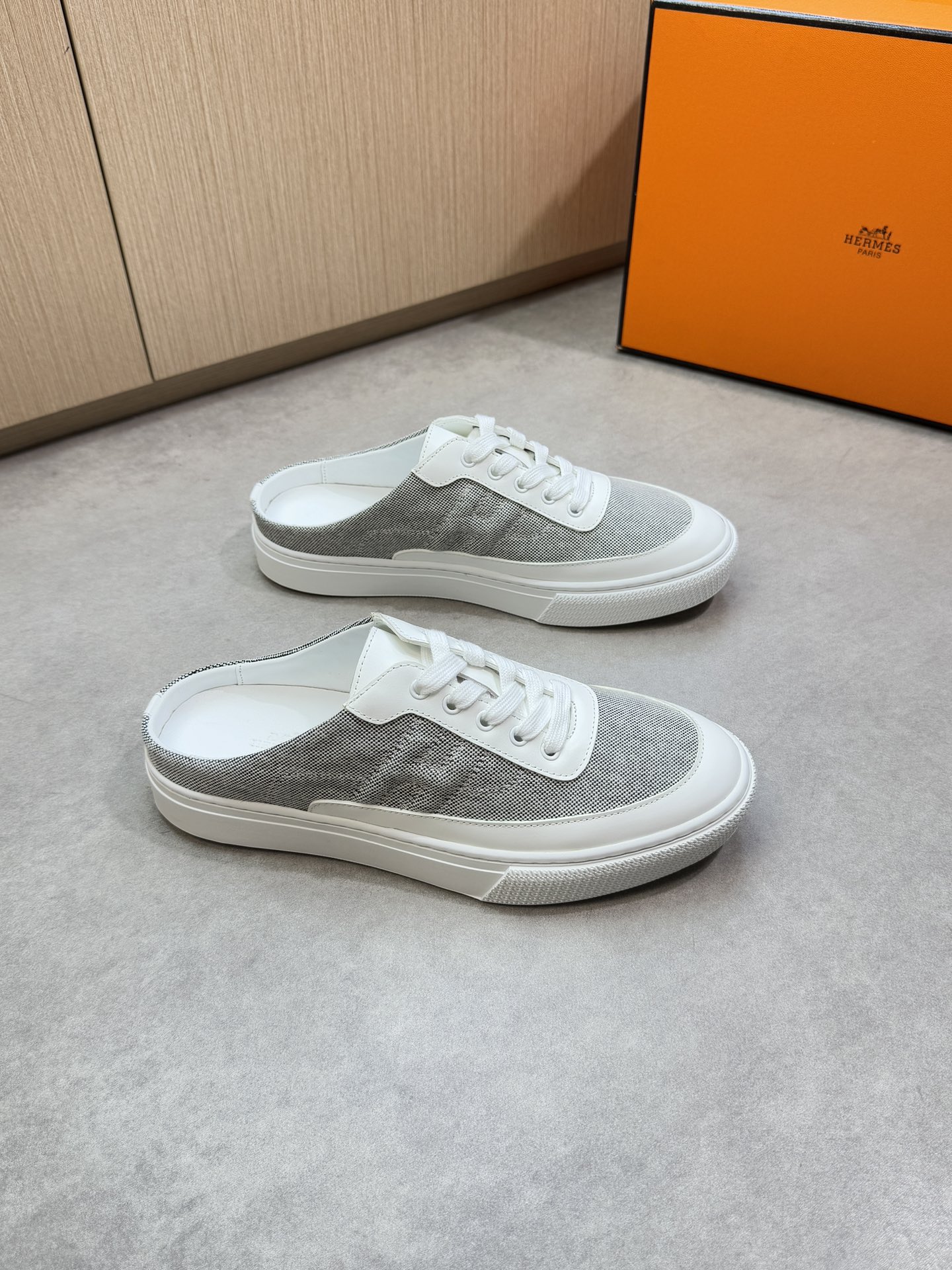 NO:353579,【HERMES】HERMES - High-end quality Original single casual half-pallet shoes - Upper Napa calfskin, brand canvas cloth, shoe body sewing brand 'H' totem - Inner water dyed cowhide - Outsole original TPR. Rubber·Double-color molded outsole - Ultra-high quality control·fine workmanship highlighting (high-end·noble·grade) -Size 38-44 (45, custom made)·H0116,,hermes,hermes,cowhide19860909【 HERMES】爱马仕 -高端品质 原单休闲半托板鞋 -鞋面纳帕小牛皮、品牌帆布布匹、鞋身车缝品牌'H'图腾 -内里水染牛皮 -大底原版TPR.橡胶·双色成型大底 -超高品控·做工精细凸显(高端·贵气·档次) -Size 38-44（45,可订做)·H0116,,hermes,hermes,cowhide,Men's shoes