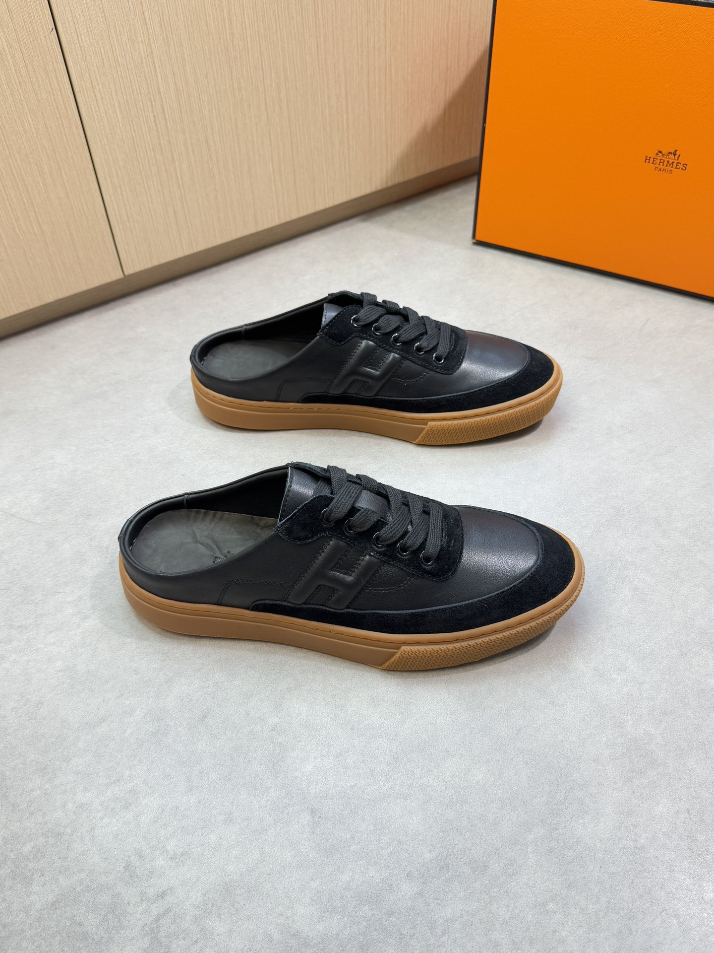 NO:353599,【HERMES】HERMES - High-end quality Original single casual half-pallet shoes - Upper Napa calfskin, shoe body sewing brand 'H' totem - Inner water dyed cowhide - Outsole original TPR. Rubber·Double-color molded outsole - Ultra-high quality control·fine workmanship highlighted (high-end·noble·grade) -Size 38-44 (45, custom made)·H0116,,hermes,hermes,cowhide19860909【 HERMES】爱马仕 -高端品质 原单休闲半托板鞋 -鞋面纳帕小牛皮、鞋身车缝品牌'H'图腾 -内里水染牛皮 -大底原版TPR.橡胶·双色成型大底 -超高品控·做工精细凸显(高端·贵气·档次) -Size 38-44（45,可订做)·H0116,,hermes,hermes,cowhide,Men's shoes