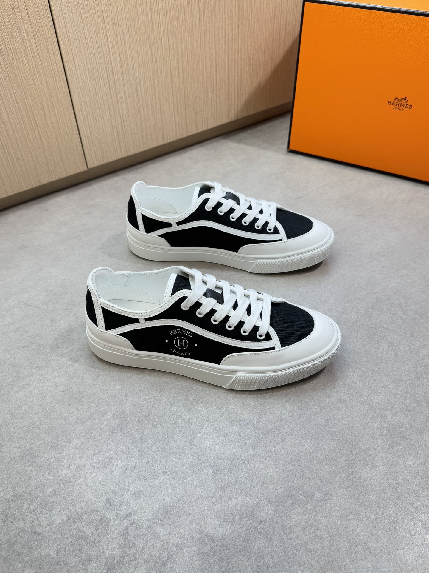 NO:353614,【HERMES】HERMES - High-end quality Original single casual half-pallet shoes - Upper Napa calfskin, brand canvas cloth, shoe body silk-print brand logo - Inner water dyed cowhide - Outsole original TPR. Rubber·Double-color molded outsole - Ultra-high quality control·fine workmanship highlighted (high-end·noble·grade) -Size 38-44 (45, custom made)·H0116,,hermes,hermes,cowhide19860909【 HERMES】爱马仕 -高端品质 原单休闲半托板鞋 -鞋面纳帕小牛皮、品牌帆布布匹、鞋身丝印品牌Logo -内里水染牛皮 -大底原版TPR.橡胶·双色成型大底 -超高品控·做工精细凸显(高端·贵气·档次) -Size 38-44（45,可订做)·H0116,,hermes,hermes,cowhide,Men's shoes