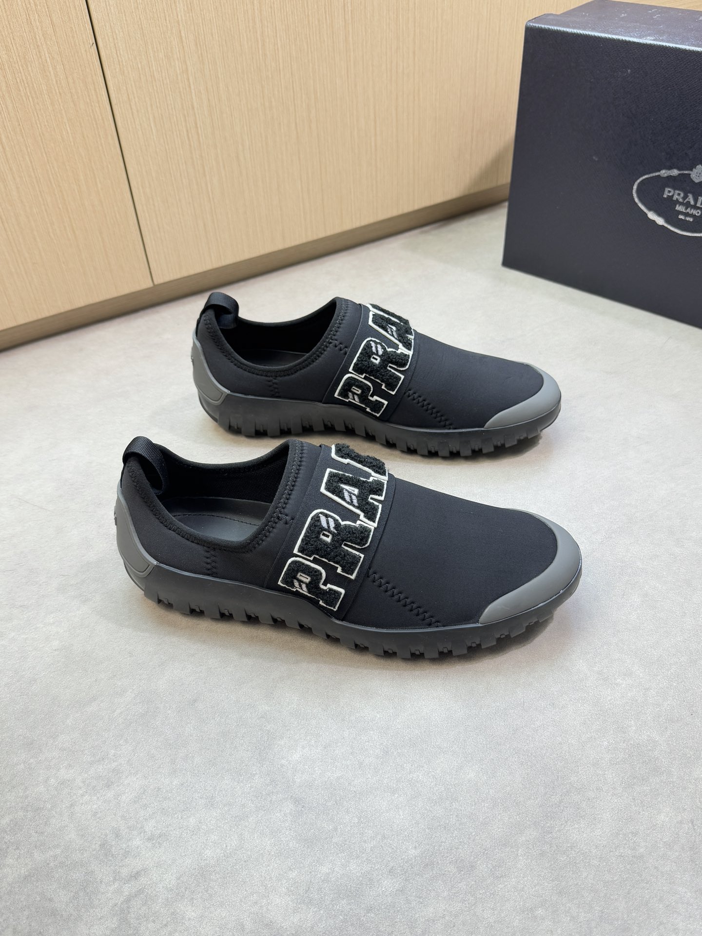 NO:353635,【PRADA】Prada - High-end quality Original single casual sneakers - Imported upper brand high elastic cloth, herringbone sewing thread, shoe body sewing brand logo elastic band - Inner footbed water dyed cowhide - Outsole ultralight TPR rubber; molded sole - Ultra-high quality control·fine workmanship highlighted (high-end, noble, grade) -Size 39-44 (38, 45, 46, custom made)·PR0039,,prada,prada,sneakers,cowhide19860909【PRADA】普拉达 -高端品质 原单休闲运动鞋 -鞋面进口品牌高弹力布匹、人字车缝线、鞋身车缝品牌logo松紧带 -内里垫脚水染牛皮 -大底超轻TPR橡胶；成型大底 -超高品控·做工精细凸显(高端·贵气·档次) -Size 39-44（38,45,46,可订做)·PR0039,,prada,prada,sneakers,cowhide,Men's shoes