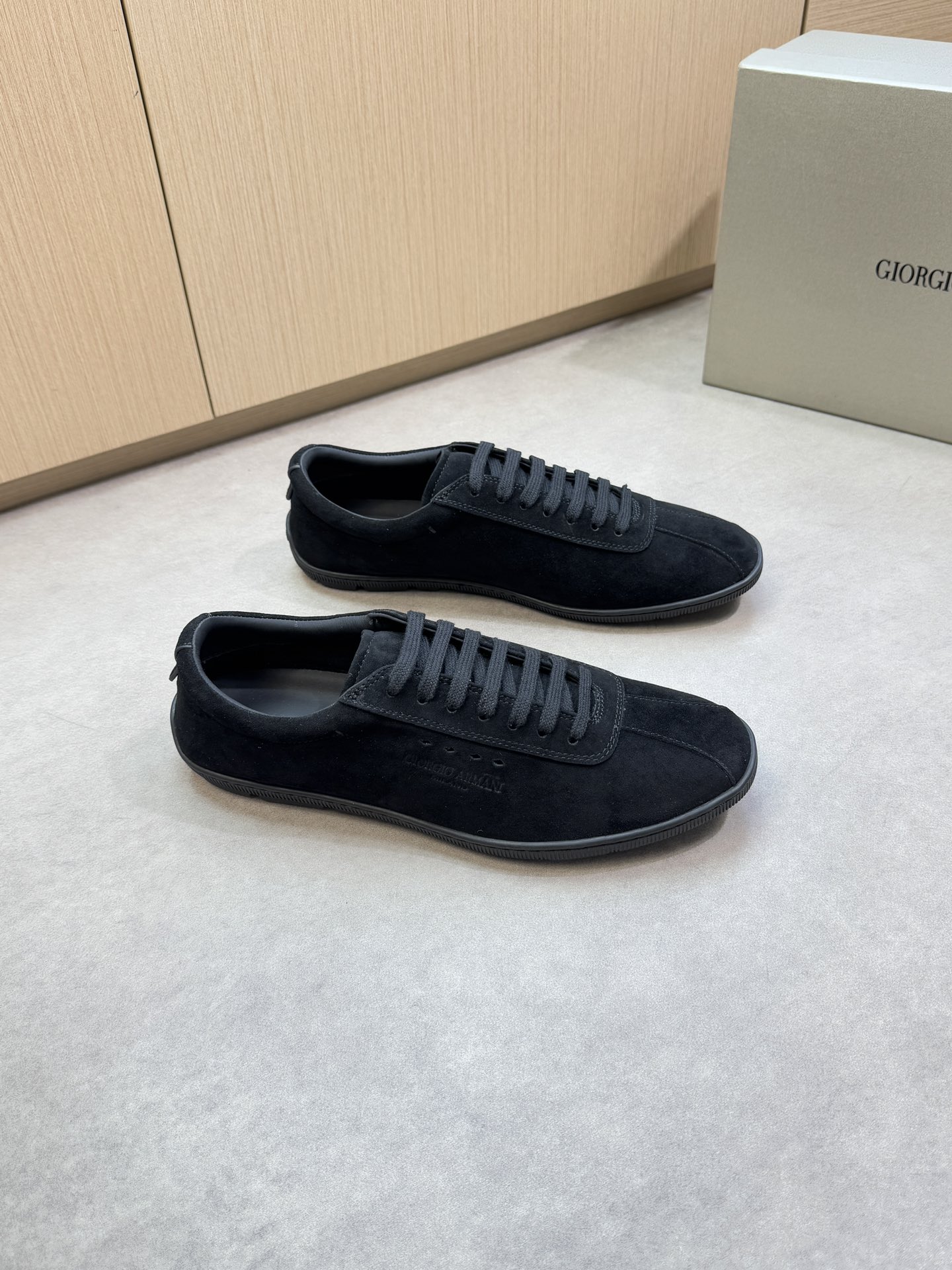 NO:353489,【 Giorgio Armani】 Armani - High-end quality original casual sports shoes - Imported upper high mercerized sheep velvet, shoe body punch, air compressor brand logo, excellent comfort - Inner water dyed cowhide - Outsole ultralight TPR·Rubber molded outsole - Ultra-high quality control·fine workmanship highlighted (high-end, noble, grade) -Size: 39-44 (38, 45, 46, custom made)·0039,,armani,armani,cowhide19860909【 Giorgio Armani】阿玛尼 -高端品质 原单 休闲运动板鞋 -鞋面进口高丝光羊反绒、鞋身打孔、空压品牌logo、舒适性极佳 -内里水染牛皮 -大底超轻TPR·橡胶成型大底 -超高品控·做工精细凸显(高端·贵气·档次) -Size: 39-44（38,45,46,可订做)·0039,,armani,armani,cowhide,Men's shoes