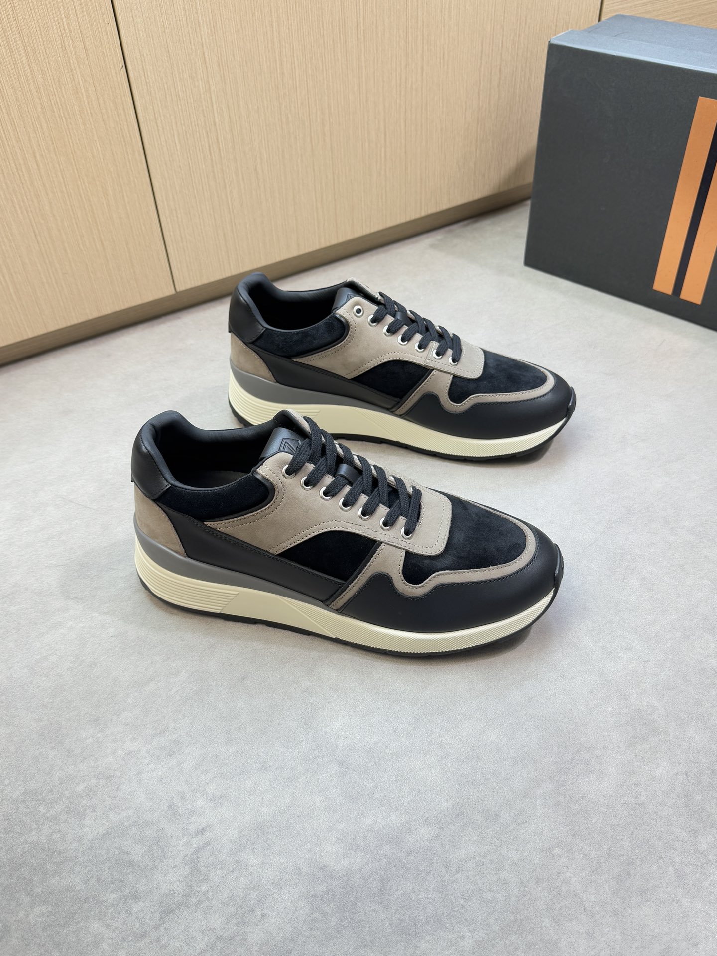 NO:353505,【Zegna】Jenia - High-end quality Original single casual sneakers - Upper Napa calfskin, reverse velvet calfskin, shoe tongue air compressor brand logo totem - Inner water dyed cowhide - Outsole ultra-light TPU foaming·Rubber two-color molded outsole - Ultra-high quality control·fine workmanship highlighted (high-end, noble, grade) -Size: 39-44 (38, 45, 46, custom made)·0039,,zegna,sneakers,cowhide19860909【Zegna】杰尼亚 -高端品质 原单休闲运动鞋 -鞋面纳帕小牛皮、反绒小牛皮、鞋舌空压品牌logo图腾 -内里水染牛皮 -大底超轻TPU发泡·橡胶双色成型大底 -超高品控·做工精细凸显(高端·贵气·档次) -Size: 39-44（38,45,46,可订做)·0039,,zegna,sneakers,cowhide,Men's shoes