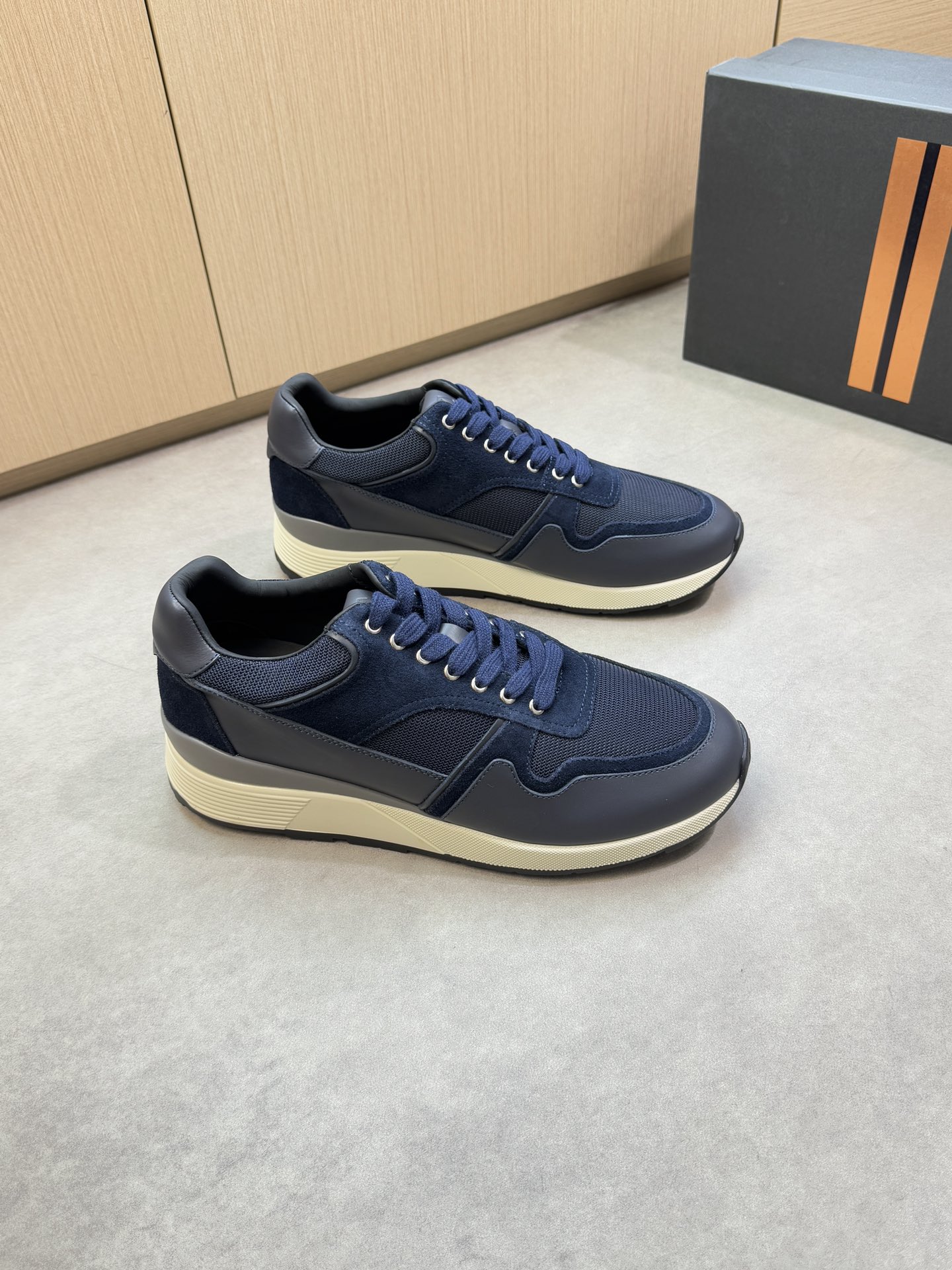 NO:353523,【Zegna】Jenia - High-end quality Original single casual sneakers - Upper Napa calfskin, brand high mercerized canvas, shoe tongue air compressor brand logo totem - Inner water dyed cowhide - Outsole ultra-light TPU foaming· Rubber two-color molded outsole - Ultra-high quality control· Fine workmanship highlighted (high-end, noble, grade) -Size: 39-44 (38, 45, 46, custom made)·0039,,zegna, sneakers, cowhide19860909【Zegna】杰尼亚 -高端品质 原单休闲运动鞋 -鞋面纳帕小牛皮、品牌高丝光帆布、鞋舌空压品牌logo图腾 -内里水染牛皮 -大底超轻TPU发泡·橡胶双色成型大底 -超高品控·做工精细凸显(高端·贵气·档次) -Size: 39-44（38,45,46,可订做)·0039,,zegna,sneakers,cowhide,Men's shoes