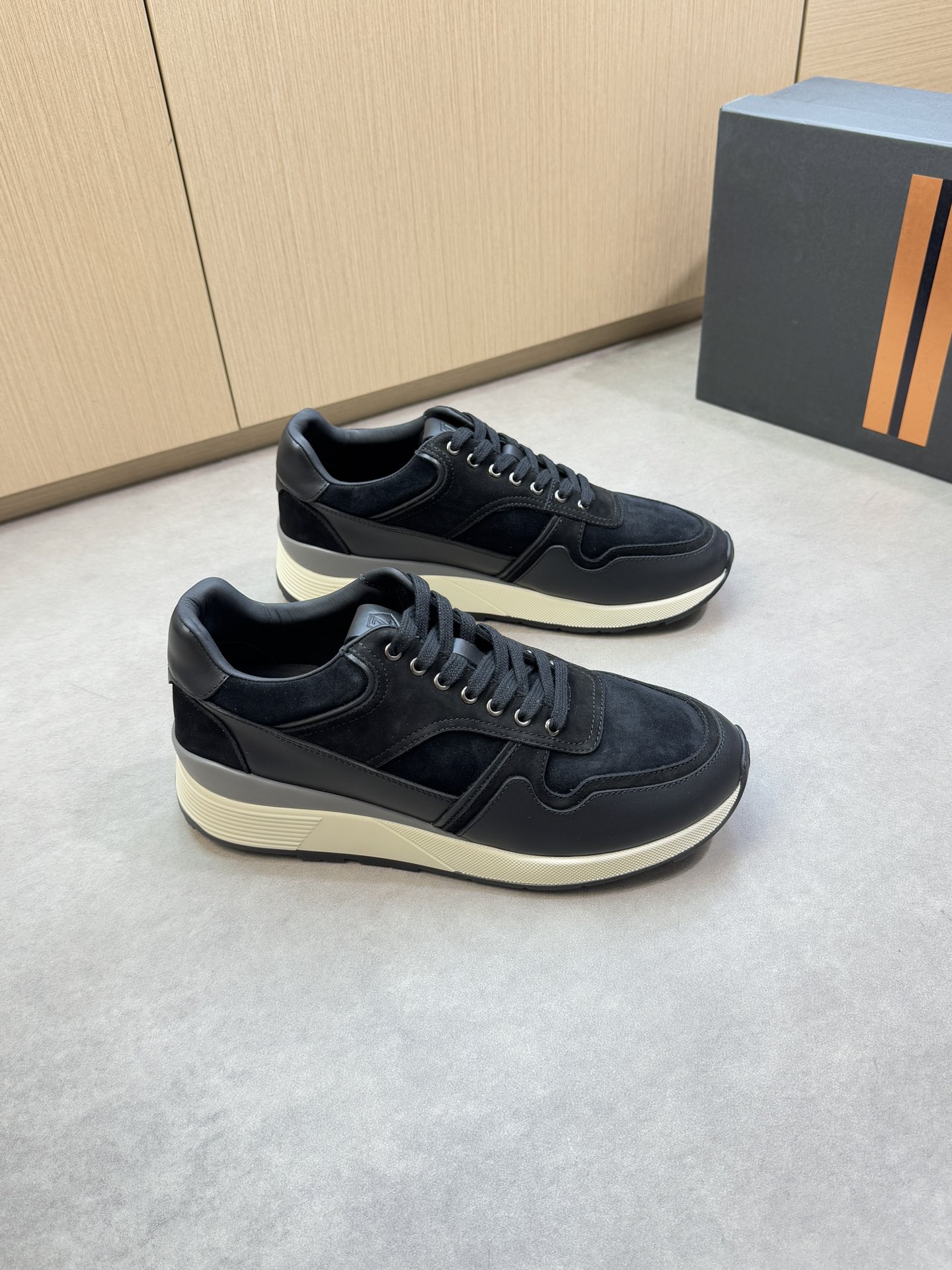 NO:353541,【Zegna】Jenia - High-end quality Original single casual sneakers - Upper Napa calfskin, reverse velvet calfskin, shoe tongue air compressor brand logo totem - Inner water dyed cowhide - Outsole ultra-light TPU foaming·Rubber two-color molded outsole - Ultra-high quality control·fine workmanship highlighted (high-end, noble, grade) -Size: 39-44 (38, 45, 46, custom made)·0039,,zegna,sneakers,cowhide19860909【Zegna】杰尼亚 -高端品质 原单休闲运动鞋 -鞋面纳帕小牛皮、反绒小牛皮、鞋舌空压品牌logo图腾 -内里水染牛皮 -大底超轻TPU发泡·橡胶双色成型大底 -超高品控·做工精细凸显(高端·贵气·档次) -Size: 39-44（38,45,46,可订做)·0039,,zegna,sneakers,cowhide,Men's shoes