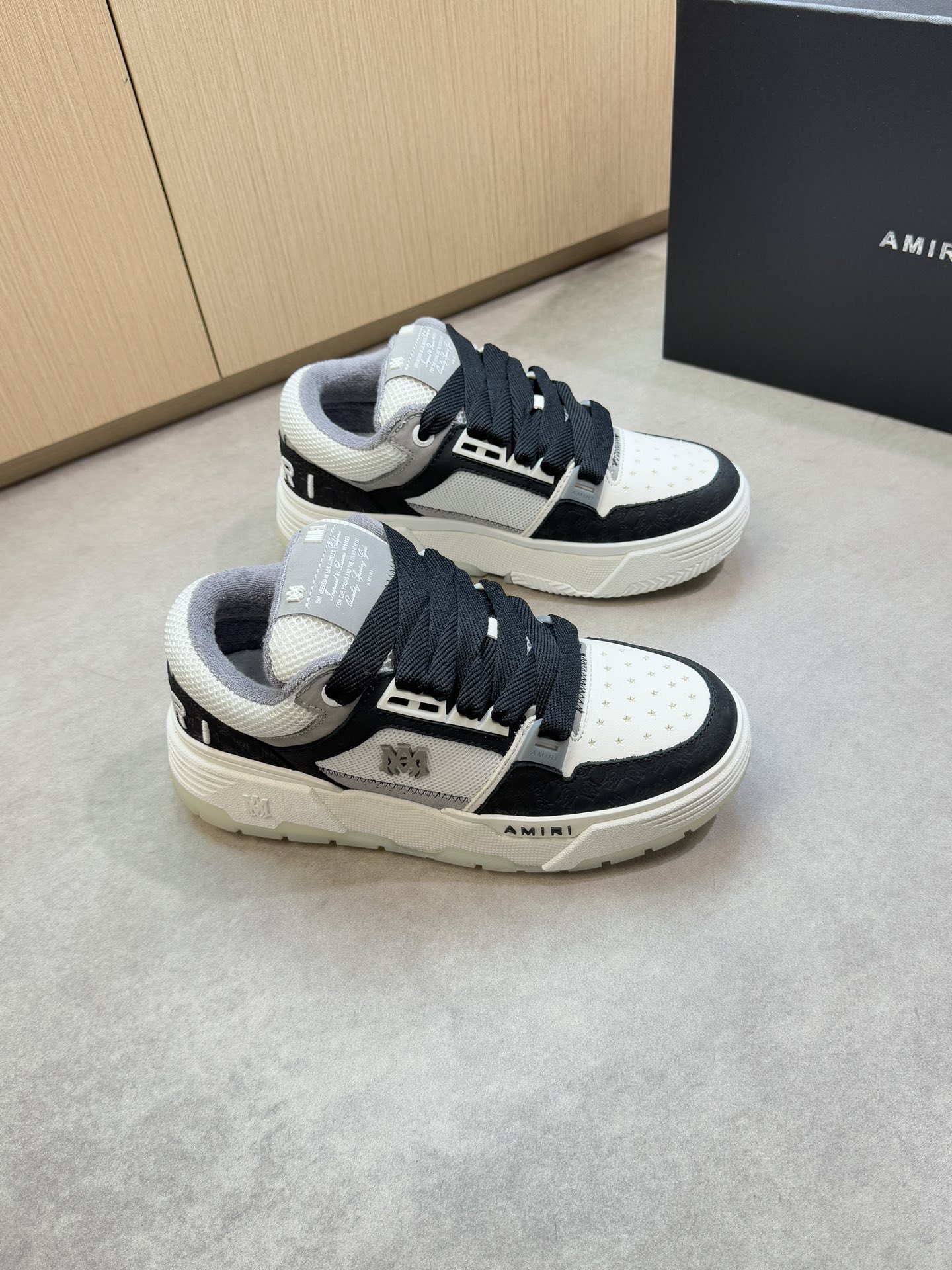 NO:354107,【AMIRI】 Emir - High-end quality Original single casual sneakers - Upper Napa calfskin. Air compressed brand totem, brand canvas, shoe body injection molding brand module, heel embroidery brand logo - Top velvet canvas cloth in the inner lining - Ultra-light and high-transparent TPR·rubber; multi-color molded outsole - Ultra-high quality control, exquisite workmanship highlighted (high-end, noble, grade) -Size 39-44 (38.45.46. Custom made)·0145,,amiri,sneakers,cowhide19860909【 AMIRI】埃米尔 -高端品质 原单休闲运动鞋 -鞋面纳帕小牛皮.空压品牌图腾、品牌帆布、鞋身注塑品牌模块、后跟刺绣品牌logo -内里顶级绒帆布布匹 -大底超轻高透TPR·橡胶；多色成型大底 -超高品控·做工精致凸显(高端·贵气·档次) -Size 39-44（38.45.46.可订做)·0145,,amiri,sneakers,cowhide,Men's shoes