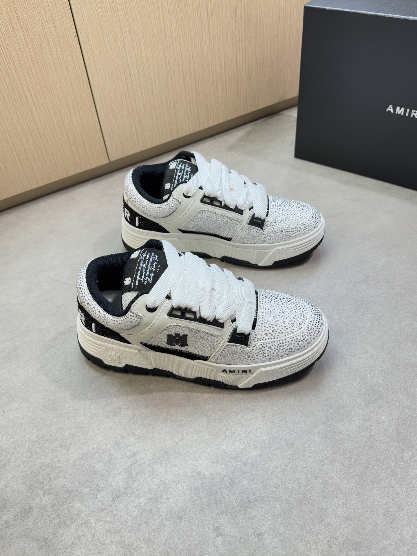 NO:353971,【AMIRI】 Emil - High-end quality original single casual sneakers - Upper reverse velvet calfskin. Pure hand-made diamond inlay, shoe body injection molding brand module, heel embroidery brand logo - Top velvet canvas cloth inside - Outsole ultra-light and high-transparent TPR·rubber; multi-color molded outsole - Ultra-high quality control, exquisite workmanship highlighted (high-end, noble, grade) -Size 39-44 (38.45.46. Custom made)·0145,,amiri,sneakers,cowhide19860909【 AMIRI】埃米尔 -高端品质 原单休闲运动鞋 -鞋面反绒小牛皮.纯手工镶钻工艺、鞋身注塑品牌模块、后跟刺绣品牌logo -内里顶级绒帆布布匹 -大底超轻高透TPR·橡胶；多色成型大底 -超高品控·做工精致凸显(高端·贵气·档次) -Size 39-44（38.45.46.可订做)·0145,,amiri,sneakers,cowhide,Men's shoes
