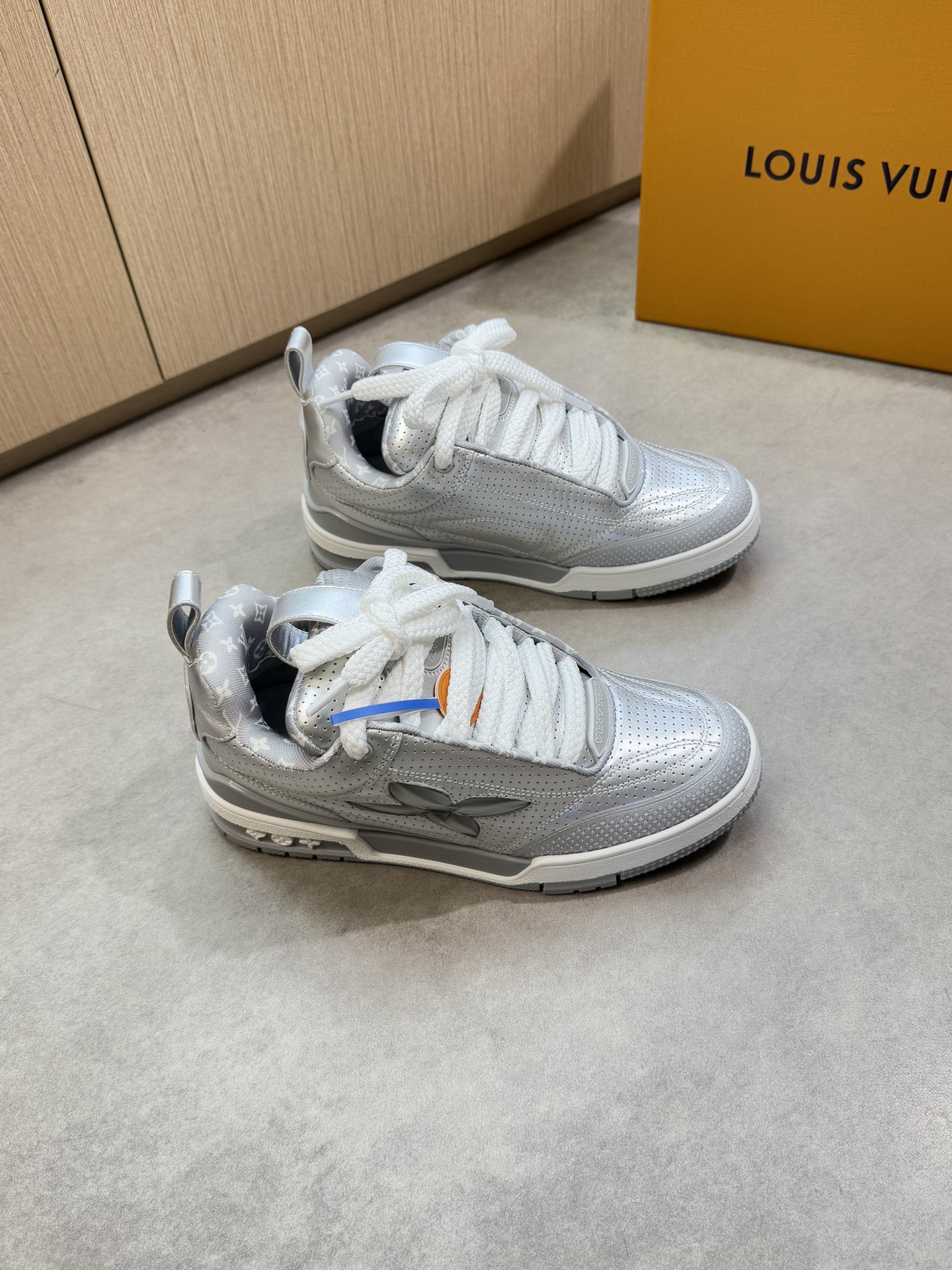 NO:353986,【Louis Vuitton】Louis Vuitton - High-end quality Original single casual sneakers - Silver-punched calfskin upper, shoe body sewing brand plastic totem, sewing brand injection module - Neil brand totem canvas - Outsole original TPR rubber·Dual-color molded outsole - Ultra-high quality control·fine workmanship highlighting (high-end, noble, grade) -Size 39-44 (38,45,46, custom made)·L0145,,louis vuitton,louis vuitton,sneakers,cowhide19860909【Louis Vuitton】路易威登 -高端品质 原单休闲运动鞋 -鞋面银色打孔小牛皮、鞋身车缝品牌塑胶图腾、车缝品牌注塑模块 -内里品牌图腾帆布 -大底原版TPR橡胶·双色成型大底 -超高品控·做工精细凸显(高端·贵气·档次) -Size 39-44（38,45,46,可订做)·L0145,,louis vuitton,louis vuitton,sneakers,cowhide,Men's shoes