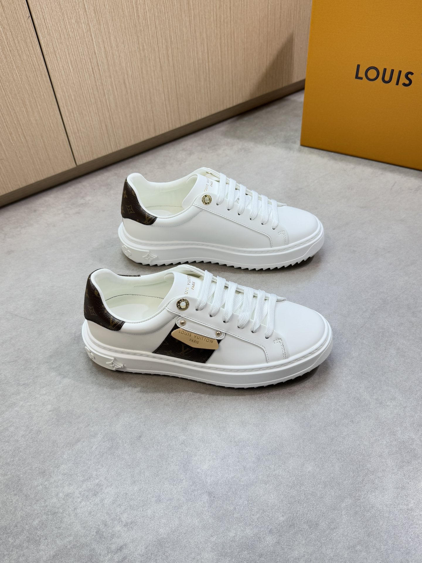 NO:353997,【Louis Vuitton】Louis Vuitton - High-end quality original couple outfit Casual sports shoes - upper silk calfskin, brand totem PVC leather, shoe body sewing brand logo, shoe tongue; silk printing brand logo - inner water dye cowhide - outsole ultra light TPU foaming·rubber; molded outsole - ultra high quality control·fine workmanship highlighting (high-end·noble·grade) -Size Men and women's same style 35-44 (female 35, 40, 41, men 45, 46, 47, can be customized)·L0179,,louis vuitton,louis vuitton,sneakers,cowhide19860909【Louis Vuitton】路易威登 -高端品质 原单 情侣装 休闲运动鞋 -鞋面丝绸小牛皮、品牌图腾PVC皮料、鞋身车缝品牌logo、鞋舌；丝印品牌Logo -内里水染牛皮 -大底超轻TPU发泡·橡胶；成型大底 -超高品控·做工精细凸显(高端·贵气·档次) -Size 男女同款35-44（女35,40,41,男45,46,47,可订做)·L0179,,louis vuitton,louis vuitton,sneakers,cowhide,Men's shoes