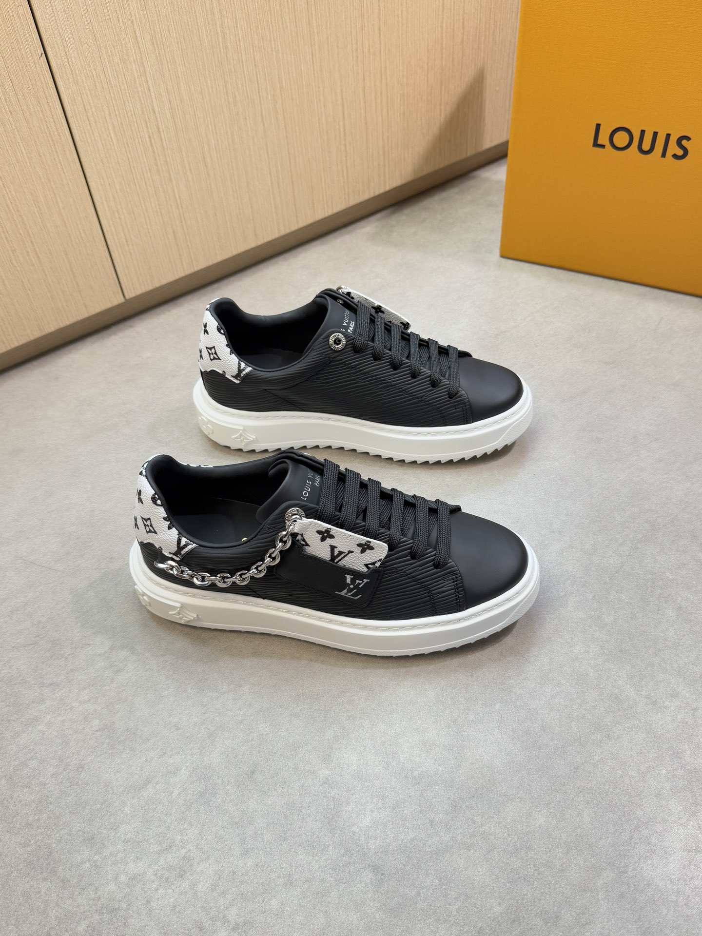 NO:354013,【Louis Vuitton】Louis Vuitton - High-end quality original couple outfit Casual sports shoes - upper silk calfskin, toothpick pattern cowhide, brand totem PVC leather, shoe body sewing brand logo, shoe tongue; silk printing brand logo - inner water dye cowhide - outsole ultra light TPU foaming·rubber; molded outsole - ultra high quality control·fine workmanship highlight (high-end·noble·grade) -Size Men and women's same style 35-44 (female 35, 40, 41, men 45, 46, 47, can be customized)·L0179,,louis vuitton,louis vuitton,sneakers,cowhide19860909【Louis Vuitton】路易威登 -高端品质 原单 情侣装 休闲运动鞋 -鞋面丝绸小牛皮、牙签纹牛皮、品牌图腾PVC皮料、鞋身车缝品牌logo、鞋舌；丝印品牌Logo -内里水染牛皮 -大底超轻TPU发泡·橡胶；成型大底 -超高品控·做工精细凸显(高端·贵气·档次) -Size 男女同款35-44（女35,40,41,男45,46,47,可订做)·L0179,,louis vuitton,louis vuitton,sneakers,cowhide,Men's shoes