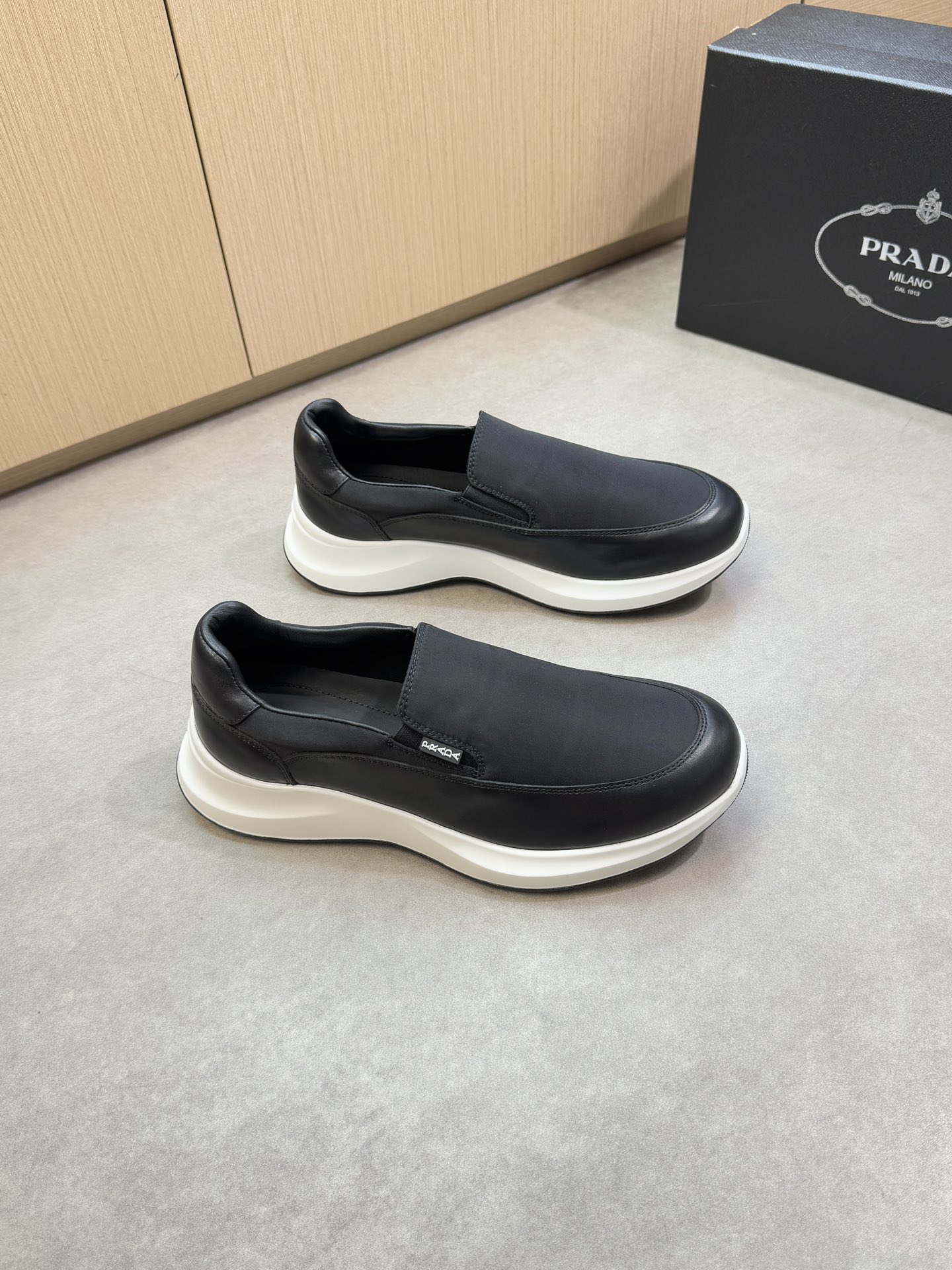 NO:354551,【PRADA】Prada - High-end quality Original single-pedal casual sneakers - Imported Napa calfskin on the upper, brand high mercerized canvas cloth, shoe tongue sewing brand logo - Inner water dyed cowhide - Outsole ultra-light TPU foaming·rubber; Two-color molded outsole - Ultra-high quality control·fine workmanship highlighted (high-end·noble·grade) -Size 38-44 (45, custom made)·PR0372,,prada,prada,sneakers,cowhide19860909【PRADA】普拉达 -高端品质 原单一脚蹬休闲运动鞋 -鞋面进口纳帕小牛皮、品牌高丝光帆布布匹、鞋舌车缝品牌logo -内里水染牛皮 -大底超轻TPU发泡·橡胶；双色成型大底 -超高品控·做工精细凸显(高端·贵气·档次) -Size 38-44（45,可订做)·PR0372,,prada,prada,sneakers,cowhide,Men's shoes