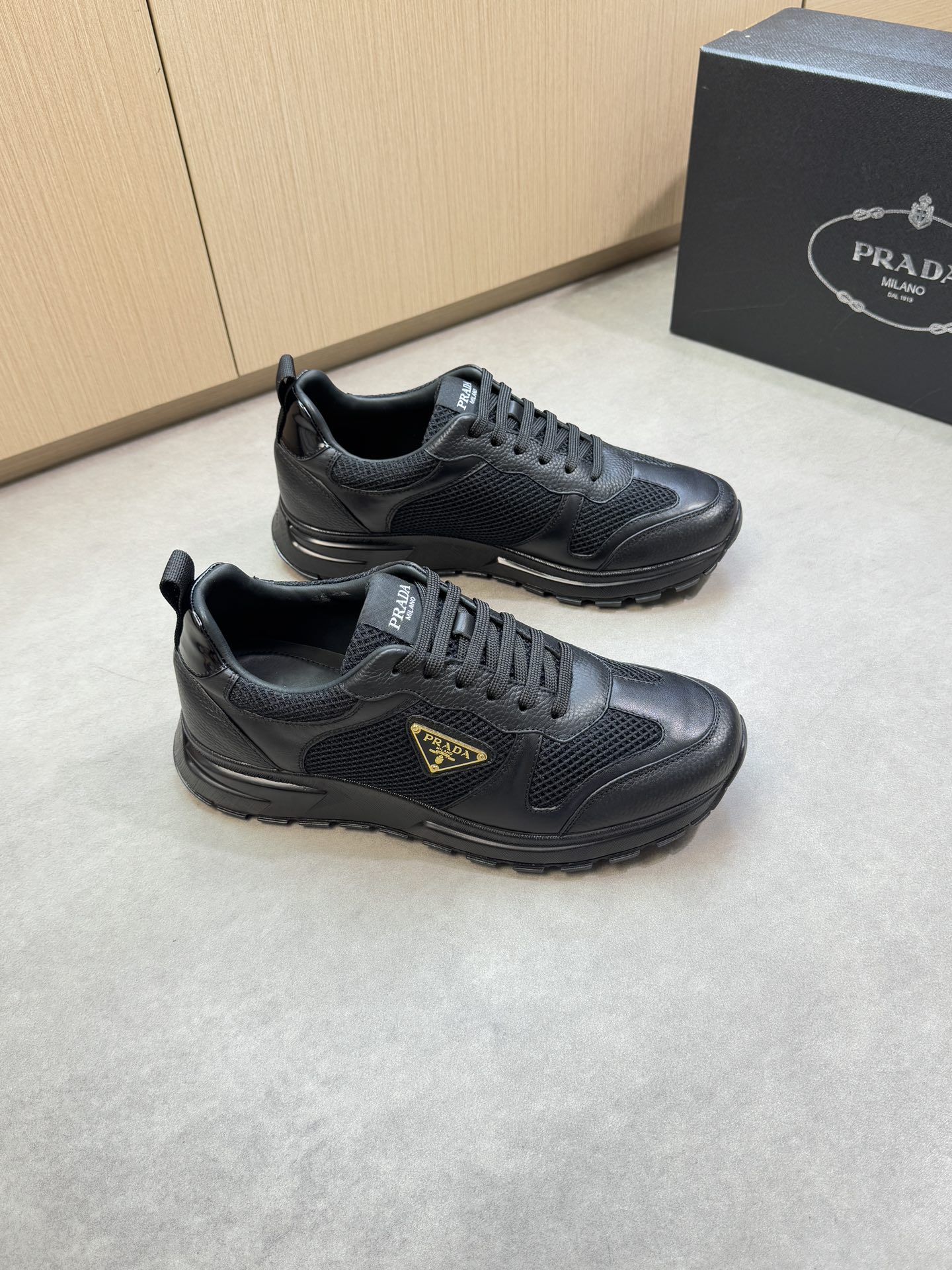 NO:354585,【PRADA】Prada - High-end quality Original single casual sneakers - Imported upper Napa calfskin, lychewed calfskin, brand hollow mesh canvas, shoe body sewing brand metal fasteners - Inner water dyed cowhide - Outsole ultra-light TPU foaming·rubber; Two-color molded sole - Ultra-high quality control·fine workmanship, highlighting (high-end·noble·grade) -Size 39-44 (38,45, custom made)·0118,,prada,prada,sneakers,cowhide19860909【PRADA】普拉达 -高端品质 原单休闲运动鞋 -鞋面进口纳帕小牛皮、荔纹小牛皮、品牌镂空网帆布、鞋身车缝品牌金属扣件 -内里水染牛皮 -大底超轻TPU发泡·橡胶；双色成型大底 -超高品控·做工精细,凸显(高端·贵气·档次) -Size 39-44（38,45,可定做)·0118,,prada,prada,sneakers,cowhide,Men's shoes