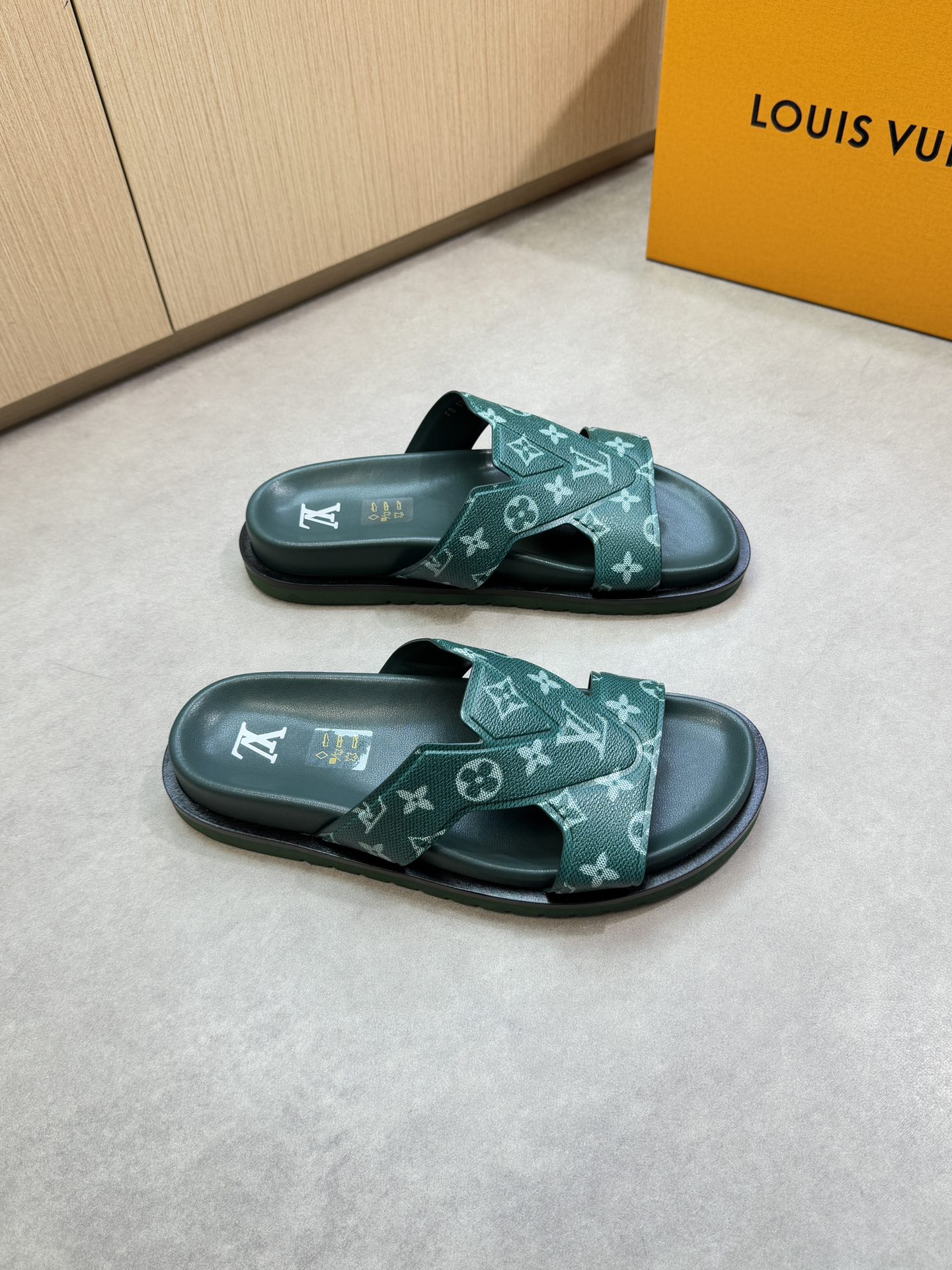 NO:354436,【Louis Vuitton】Louis Vuitton - High-end quality Original single casual sandals - Upper brand totem PVC leather, forged air compressor brand totem - Inner water dyed cowhide - Outsole ultra-light TPU foaming water table·rubber; Combined molding outsole - Ultra-high quality control·fine workmanship highlighted (high-end, noble, grade) -Size 39-44 (38.45, 46,47, custom made)·0199,,louis vuitton,louis vuitton,slippers,cowhide19860909【Louis Vuitton】路易威登 -高端品质 原单休闲凉拖鞋 -鞋面品牌图腾PVC皮料、锻造空压品牌图腾 -内里水染牛皮 -大底超轻TPU发泡水台·橡胶；组合成型大底 -超高品控·做工精细凸显(高端·贵气·档次) -Size 39-44（38.45, 46,47,可订做)·0199,,louis vuitton,louis vuitton,slippers,cowhide,Men's shoes
