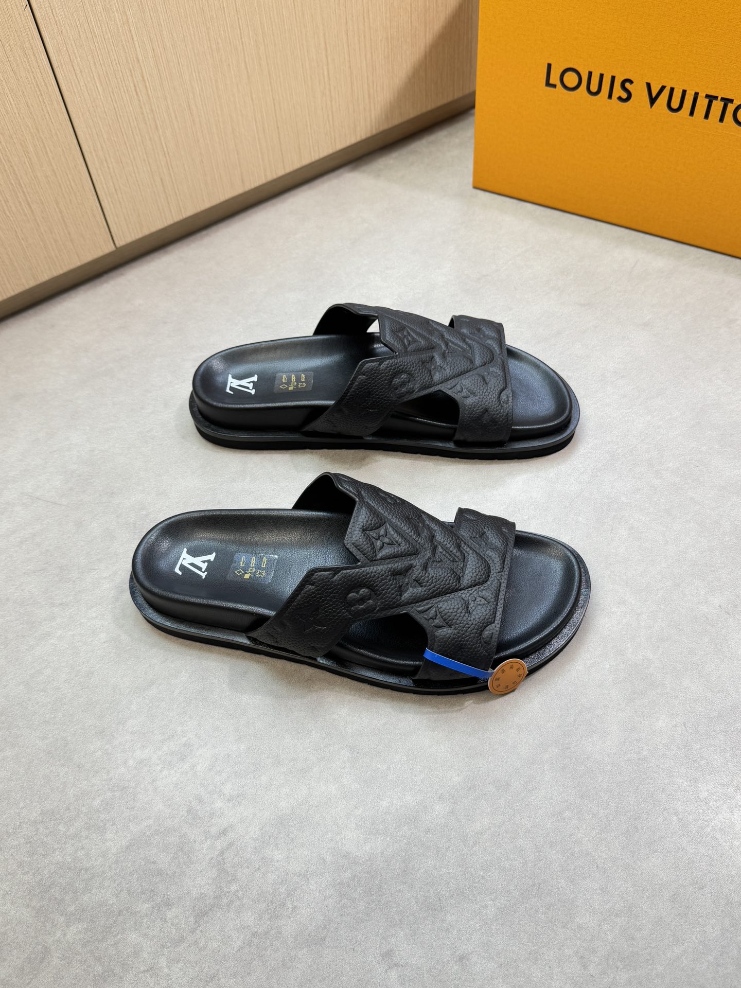 NO:354452,【Louis Vuitton】Louis Vuitton - High-end quality Original single casual sandals - Imported lyre-patterned calfskin, forged air compressor brand totem - Inner water dyed cowhide - Outsole ultra-light TPU foaming water table·rubber; Combined molding outsole - Ultra-high quality control·fine workmanship highlighted (high-end, noble, grade) -Size 39-44 (38.45, 46,47, custom made)·0199,,louis vuitton,louis vuitton,slippers,cowhide19860909【Louis Vuitton】路易威登 -高端品质 原单休闲凉拖鞋 -鞋面进口荔纹小牛皮、锻造空压品牌图腾 -内里水染牛皮 -大底超轻TPU发泡水台·橡胶；组合成型大底 -超高品控·做工精细凸显(高端·贵气·档次) -Size 39-44（38.45, 46,47,可订做)·0199,,louis vuitton,louis vuitton,slippers,cowhide,Men's shoes