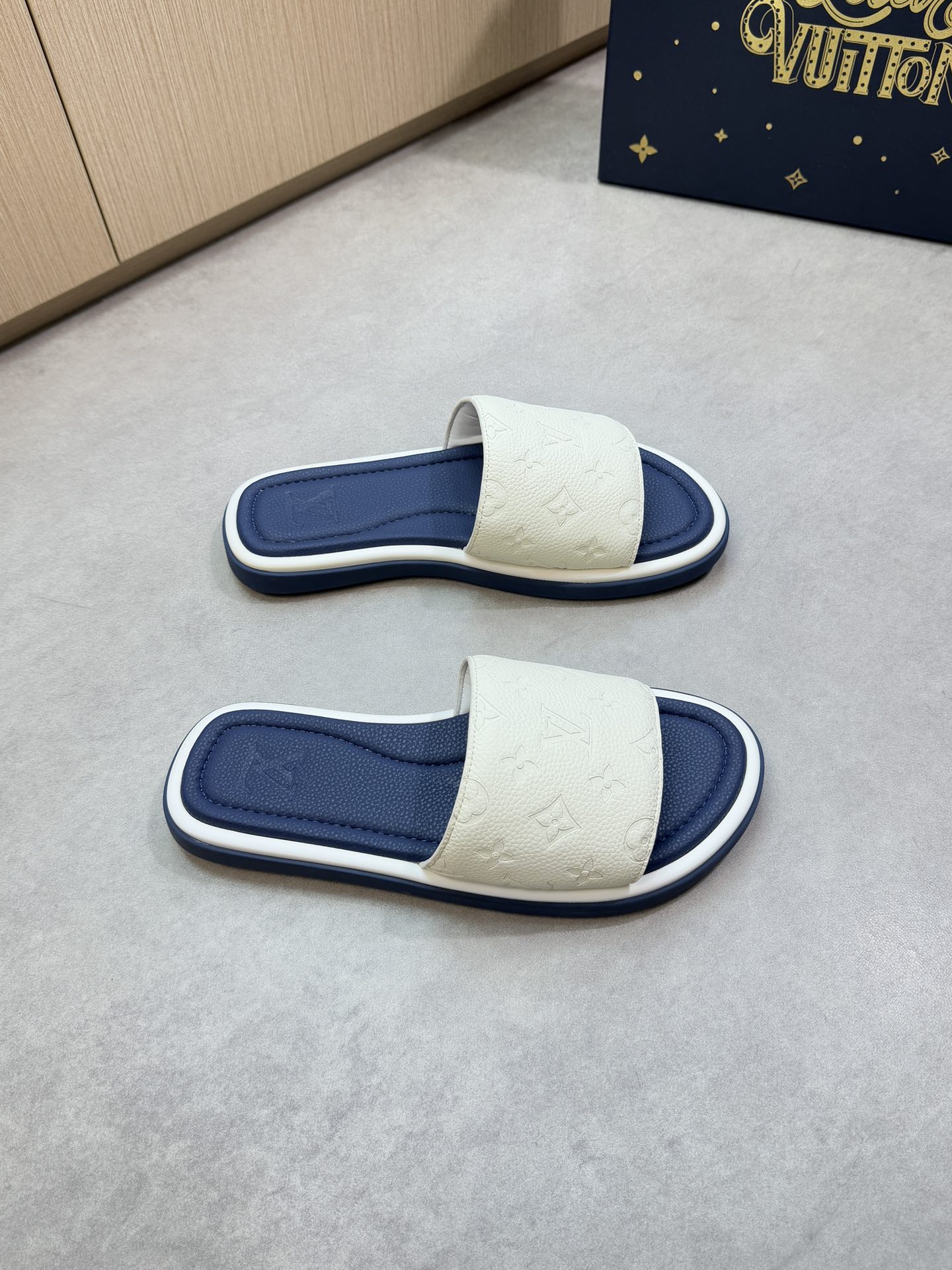 NO:745274,[Louis Vuitton] Louis Vuitton - High-end quality original casual sandals - Imported pebbled calf leather on the upper, air-pressure brand totem - Water-dyed cow leather on the inside - Outsole is ultra-light TPU foam genuine leather with water platform and rubber; combined molded outsole - Ultra-high quality control, fine workmanship highlights (high-end, luxury, grade) -Size 39-44 (38.45,, can be customized)·,, louis  vuitton,louis vuitton,slippers,cowhide19860909【Louis Vuitton】路易威登 -高端品质 原单休闲凉拖鞋 -鞋面进口荔纹小牛皮、空压品牌图腾 -内里水染牛皮 -大底超轻TPU发泡真皮包水台·橡胶；组合成型大底 -超高品控·做工精细凸显(高端·贵气·档次) -Size 39-44（38.45, ,可订做)·,,louis vuitton,louis vuitton,slippers,cowhide,Men's shoes