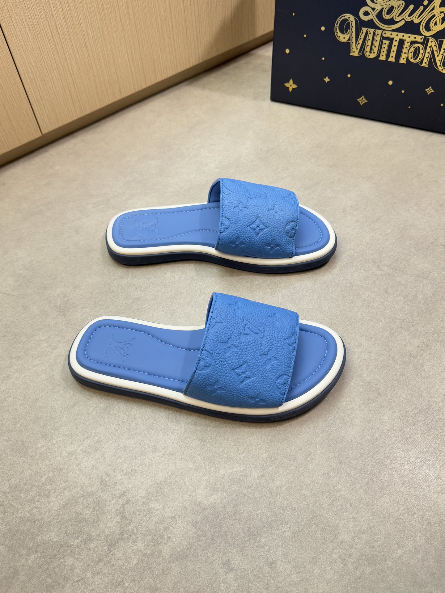 NO:745279,[Louis Vuitton] Louis Vuitton - High-end quality original casual sandals - Imported pebbled calf leather on the upper, air-pressure brand totem - Water-dyed cow leather on the inside - Outsole is ultra-light TPU foam genuine leather with water platform and rubber; combined molded outsole - Super high quality control, fine workmanship highlights (high-end, luxury, grade) -Size 39-44 (38.45, can be customized)·,, louis  vuitton,louis vuitton,slippers,cowhide19860909【Louis Vuitton】路易威登 -高端品质 原单休闲凉拖鞋 -鞋面进口荔纹小牛皮、空压品牌图腾 -内里水染牛皮 -大底超轻TPU发泡真皮包水台·橡胶；组合成型大底 -超高品控·做工精细凸显(高端·贵气·档次) -Size 39-44（38.45,,可订做)·,,louis vuitton,louis vuitton,slippers,cowhide,Men's shoes