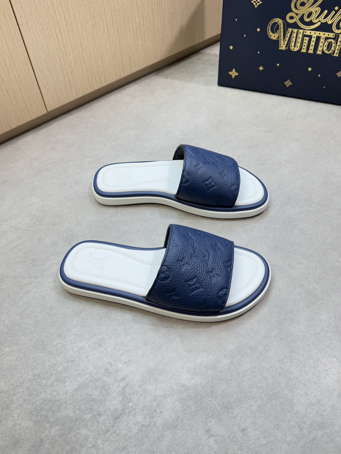 NO:745284,[Louis Vuitton] Louis Vuitton - High-end quality original casual sandals - Imported pebbled calf leather on the upper, air-pressure brand totem - Water-dyed cow leather on the inside - Outsole is ultra-light TPU foam genuine leather with water platform and rubber; combined molded outsole - Ultra-high quality control, fine workmanship highlights (high-end, luxury, grade) -Size 39-44 (38.45 can be customized)·,, louis vuitton, louis  vuitton,slippers,cowhide19860909【Louis Vuitton】路易威登 -高端品质 原单休闲凉拖鞋 -鞋面进口荔纹小牛皮、空压品牌图腾 -内里水染牛皮 -大底超轻TPU发泡真皮包水台·橡胶；组合成型大底 -超高品控·做工精细凸显(高端·贵气·档次) -Size 39-44（38.45可订做)·,,louis vuitton,louis vuitton,slippers,cowhide,Men's shoes