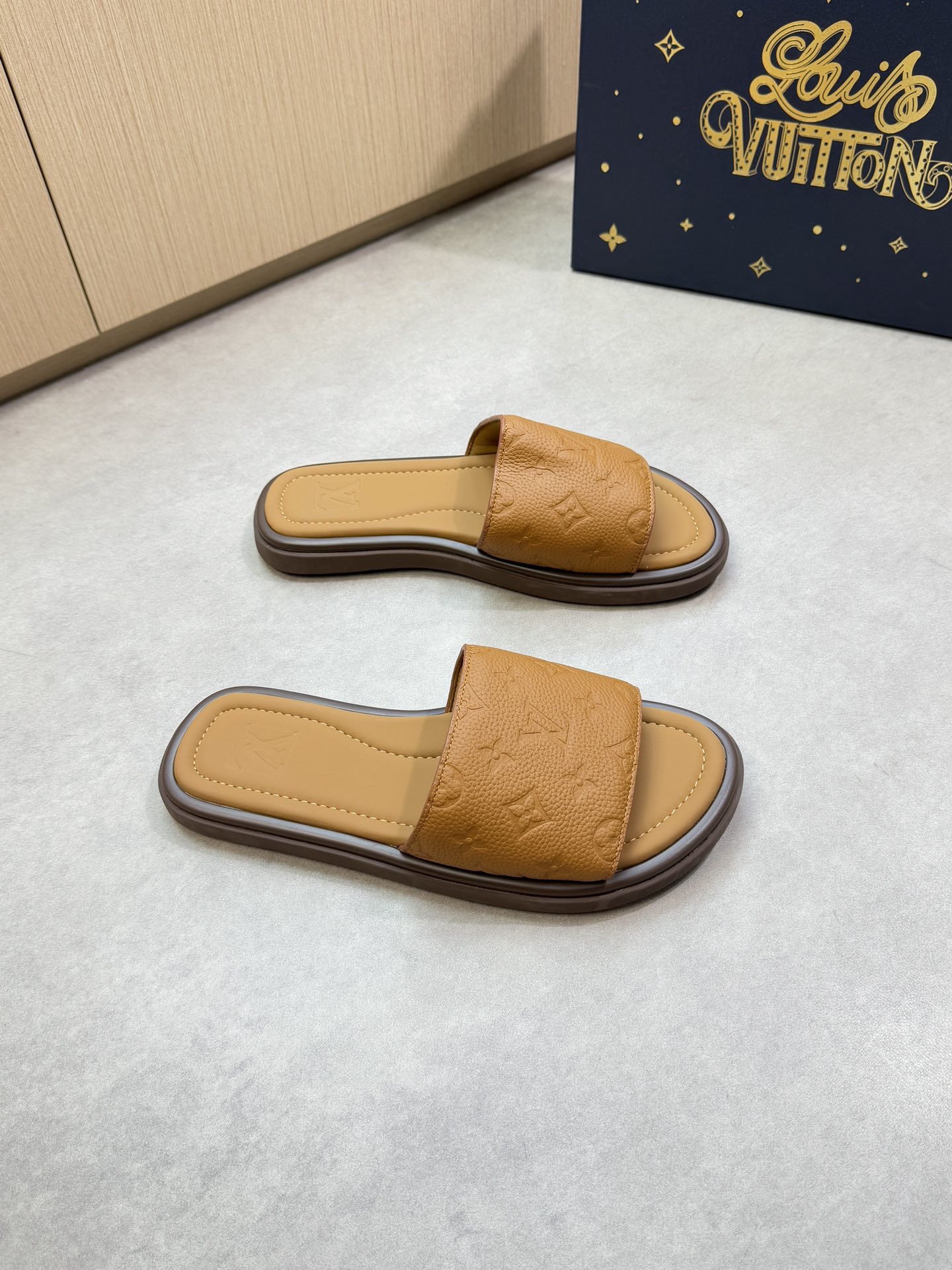 NO:745287,[Louis Vuitton] Louis Vuitton - High-end quality original casual sandals - Imported pebbled calf leather on the upper, air-pressure brand totem - Water-dyed cow leather on the inside - Outsole is ultra-light TPU foam genuine leather with water platform and rubber; combined molded outsole - Super high quality control, fine workmanship highlights (high-end, luxury, grade) -Size 39-44 (38.45,)·,,louis vuitton, louis  vuitton,slippers,cowhide19860909【Louis Vuitton】路易威登 -高端品质 原单休闲凉拖鞋 -鞋面进口荔纹小牛皮、空压品牌图腾 -内里水染牛皮 -大底超轻TPU发泡真皮包水台·橡胶；组合成型大底 -超高品控·做工精细凸显(高端·贵气·档次) -Size 39-44（38.45,)·,,louis vuitton,louis vuitton,slippers,cowhide,Men's shoes