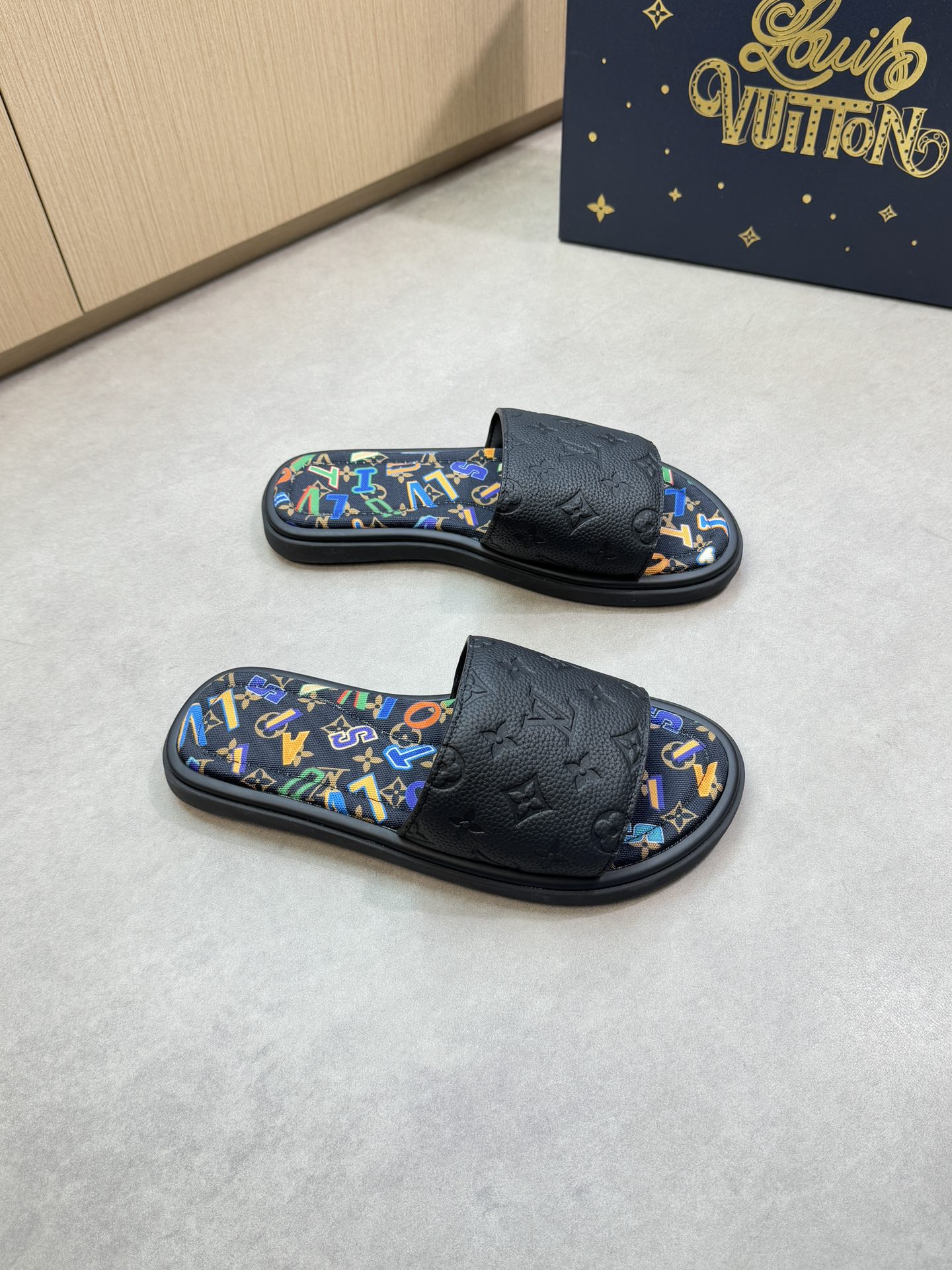NO:354469,【Louis Vuitton】Louis Vuitton - High-end quality Original single casual sandals - Imported lyre-patterned calfskin, air-pressure brand totem - Inner water-dyed cowhide - Outsole ultra-light TPU foam canvas water-built table·rubber; Combined molding outsole - Ultra-high quality control·fine workmanship highlighted (high-end, noble, grade) -Size 39-44 (38.45, 46,47, custom made)·0199,,louis vuitton,louis vuitton,slippers,cowhide19860909【Louis Vuitton】路易威登 -高端品质 原单休闲凉拖鞋 -鞋面进口荔纹小牛皮、空压品牌图腾 -内里水染牛皮 -大底超轻TPU发泡帆布包水台·橡胶；组合成型大底 -超高品控·做工精细凸显(高端·贵气·档次) -Size 39-44（38.45, 46,47,可订做)·0199,,louis vuitton,louis vuitton,slippers,cowhide,Men's shoes