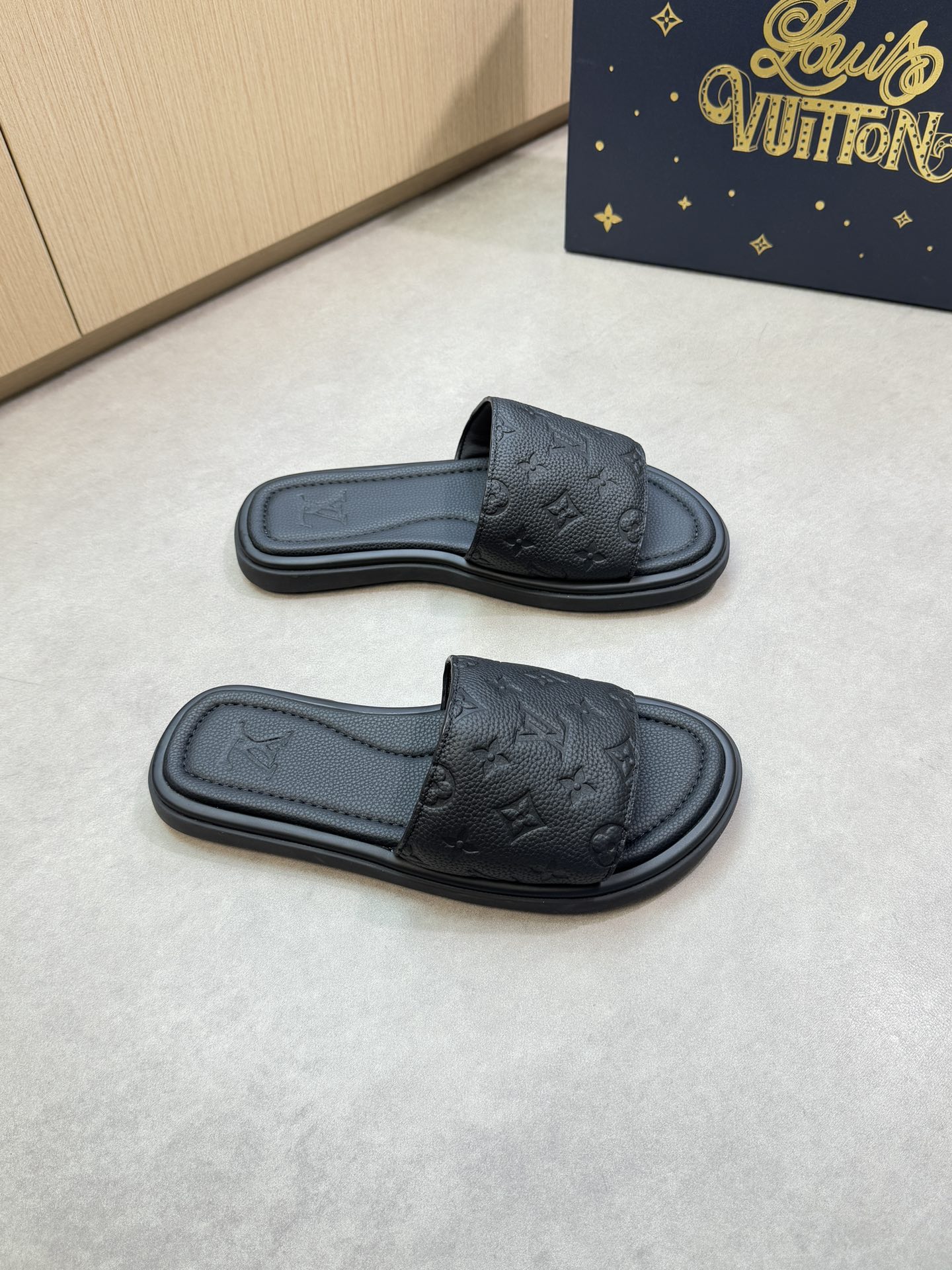 NO:354485,【Louis Vuitton】Louis Vuitton - High-end quality Original single casual sandals - Imported lyre-patterned calfskin, air-pressure brand totem - Inner water dyed cowhide - Outsole ultra-light TPU foamed leather water-built table·rubber; Combined molding outsole - Ultra-high quality control·fine workmanship highlights (high-end, noble, grade) -Size 39-44 (38.45, 46,47, custom made)·0199,,louis vuitton,louis vuitton,slippers,cowhide19860909【Louis Vuitton】路易威登 -高端品质 原单休闲凉拖鞋 -鞋面进口荔纹小牛皮、空压品牌图腾 -内里水染牛皮 -大底超轻TPU发泡真皮包水台·橡胶；组合成型大底 -超高品控·做工精细凸显(高端·贵气·档次) -Size 39-44（38.45, 46,47,可订做)·0199,,louis vuitton,louis vuitton,slippers,cowhide,Men's shoes