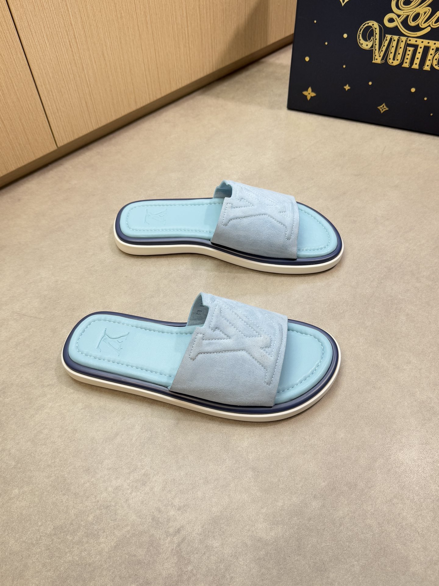 NO:745294,[Louis Vuitton] Louis Vuitton - High-end quality original casual sandals - Imported high mercerized suede calf leather on the upper, sewn brand totem - Water-dyed cow leather on the inside - Outsole is ultra-light TPU foam genuine leather with water platform and rubber; combined molded outsole - Super high quality control, fine workmanship highlights (high-end, luxury, grade) -Size 39-44 (38.45, can be customized),, louis  vuitton,louis vuitton,slippers,cowhide19860909【Louis Vuitton】路易威登 -高端品质 原单休闲凉拖鞋 -鞋面进口高丝光反绒小牛皮、车缝品牌图腾 -内里水染牛皮 -大底超轻TPU发泡真皮包水台·橡胶；组合成型大底 -超高品控·做工精细凸显(高端·贵气·档次) -Size 39-44（38.45,,可订做),,louis vuitton,louis vuitton,slippers,cowhide,Men's shoes