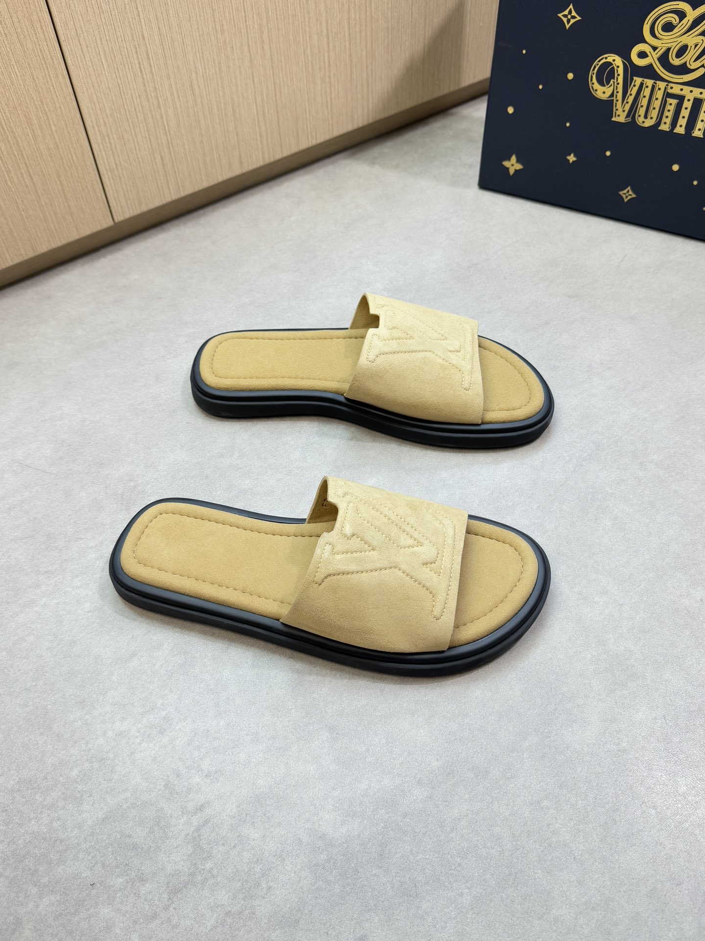 NO:745298,[Louis Vuitton] Louis Vuitton - high-end quality original casual sandals - upper imported high mercerized suede calfskin, sewn brand totem - lining water-dyed cowhide - outsole ultra-light TPU foam genuine leather water table rubber; combined molded outsole - ultra-high quality control, fine workmanship (high-end, luxury, grade) -Size 39-44 (38.45, can be customized)·,, louis  vuitton,louis vuitton,slippers,cowhide19860909【Louis Vuitton】路易威登 -高端品质 原单休闲凉拖鞋 -鞋面进口高丝光反绒小牛皮、车缝品牌图腾 -内里水染牛皮 -大底超轻TPU发泡真皮包水台·橡胶；组合成型大底 -超高品控·做工精细凸显(高端·贵气·档次) -Size 39-44（38.45,,可订做)·,,louis vuitton,louis vuitton,slippers,cowhide,Men's shoes