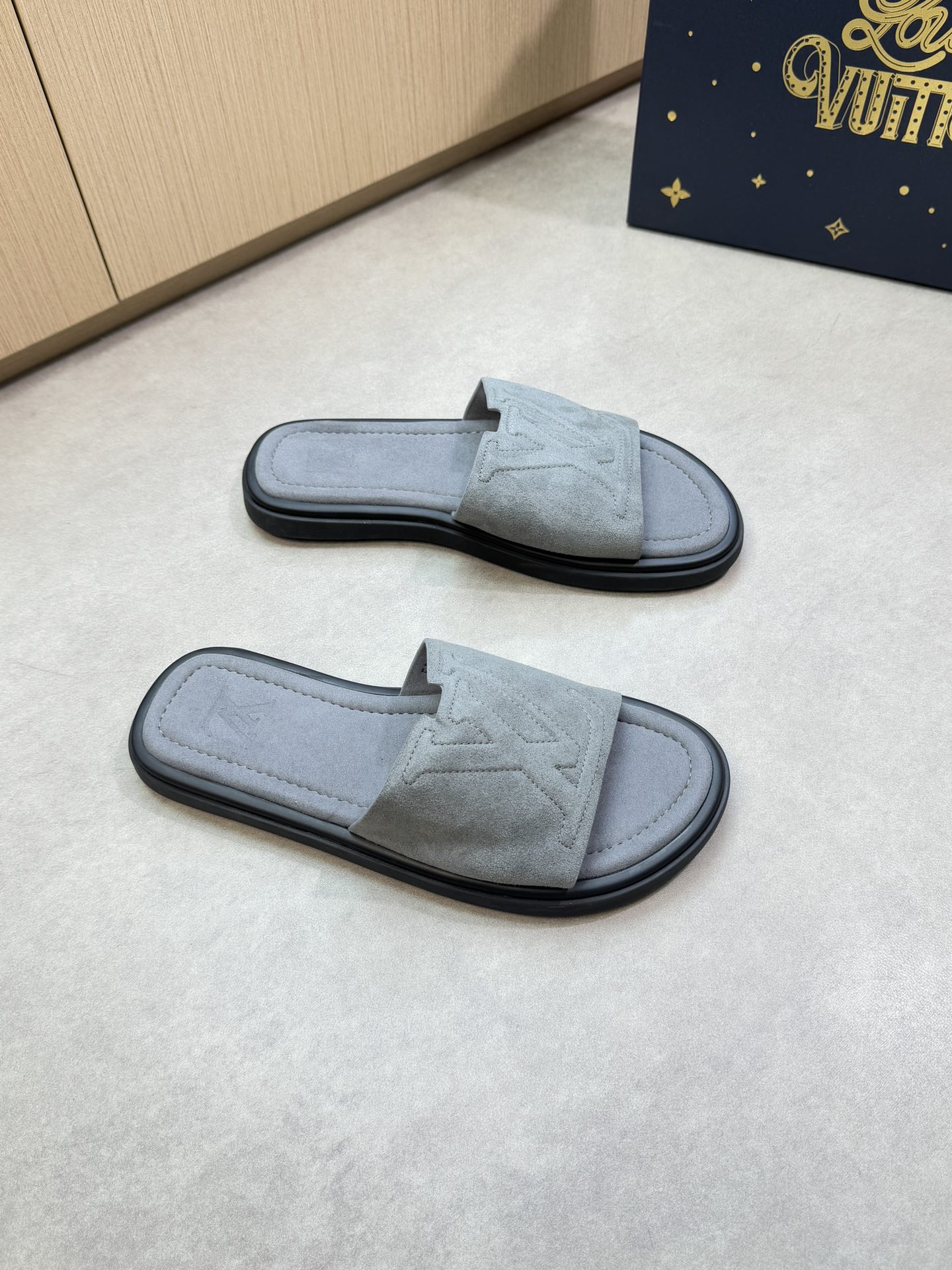 NO:745302,[Louis Vuitton] Louis Vuitton - High-end quality original casual sandals - Imported high mercerized suede calf leather on the upper, sewn with brand totem - Water-dyed cow leather on the inside - Ultra-light TPU foamed leather outsole with water table and rubber; combined molded outsole - Super high quality control, fine workmanship highlighted (high-end, luxury, grade) -Size 39-44 (38.45, can be customized)·,, louis  vuitton,louis vuitton,slippers,cowhide19860909【Louis Vuitton】路易威登 -高端品质 原单休闲凉拖鞋 -鞋面进口高丝光反绒小牛皮、车缝品牌图腾 -内里水染牛皮 -大底超轻TPU发泡真皮包水台·橡胶；组合成型大底 -超高品控·做工精细凸显(高端·贵气·档次) -Size 39-44（38.45, 可订做)·,,louis vuitton,louis vuitton,slippers,cowhide,Men's shoes