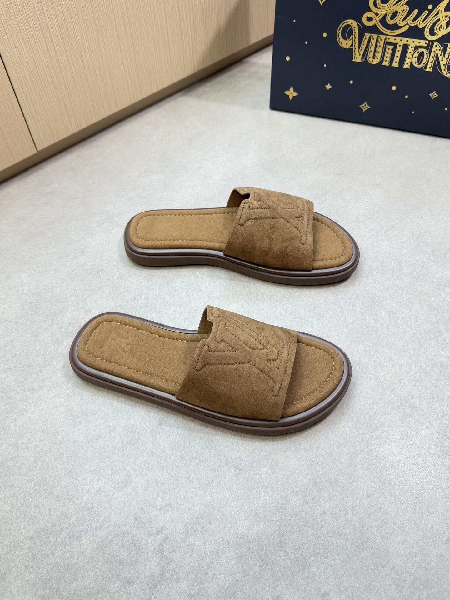 NO:745305,[Louis Vuitton] Louis Vuitton - High-end quality original casual sandals - Imported high mercerized suede calf leather on the upper, sewn brand totem - Water-dyed cow leather on the inside - Outsole is ultra-light TPU foam genuine leather with water table and rubber; combined molded outsole - Super high quality control, fine workmanship highlights (high-end, luxury, grade) -Size 39-44 (38.45, can be customized),, louis  vuitton,louis vuitton,slippers,cowhide19860909【Louis Vuitton】路易威登 -高端品质 原单休闲凉拖鞋 -鞋面进口高丝光反绒小牛皮、车缝品牌图腾 -内里水染牛皮 -大底超轻TPU发泡真皮包水台·橡胶；组合成型大底 -超高品控·做工精细凸显(高端·贵气·档次) -Size 39-44（38.45, 可订做),,louis vuitton,louis vuitton,slippers,cowhide,Men's shoes