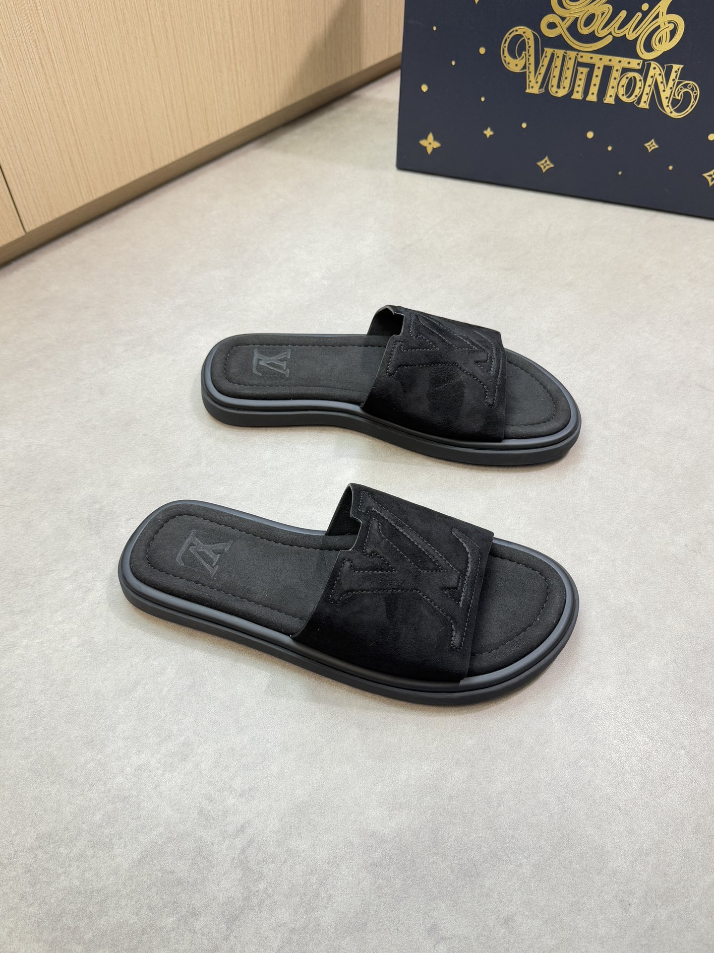 NO:355015,【Louis Vuitton】Louis Vuitton - High-end quality Original single casual sandals - Imported upper high mercerized reverse velvet calfskin, sewing brand totem - Inner water dyed cowhide - Outsole ultra-light TPU foam leather water-built table·rubber; Combined molding outsole - Ultra-high quality control·fine workmanship highlighting (high-end, noble, grade) -Size 39-44 (38.45, 46,47, custom made)·0199,,louis vuitton,louis vuitton,slippers,cowhide19860909【Louis Vuitton】路易威登 -高端品质 原单休闲凉拖鞋 -鞋面进口高丝光反绒小牛皮、车缝品牌图腾 -内里水染牛皮 -大底超轻TPU发泡真皮包水台·橡胶；组合成型大底 -超高品控·做工精细凸显(高端·贵气·档次) -Size 39-44（38.45, 46,47,可订做)·0199,,louis vuitton,louis vuitton,slippers,cowhide,Men's shoes