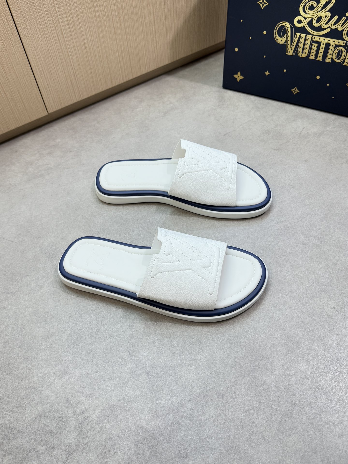 NO:745314,[Louis Vuitton] Louis Vuitton - High-end quality original casual sandals - Imported pebbled calf leather on the upper, sewn with brand totem - Water-dyed cow leather on the inside - Outsole is ultra-light TPU foam genuine leather with water platform and rubber; combined molded outsole - Super high quality control, fine workmanship highlights (high-end, luxury, grade) -Size 39-44 (38.45,, can be customized),, louis  vuitton,louis vuitton,slippers,cowhide19860909【Louis Vuitton】路易威登 -高端品质 原单休闲凉拖鞋 -鞋面进口荔纹小牛皮、车缝品牌图腾 -内里水染牛皮 -大底超轻TPU发泡真皮包水台·橡胶；组合成型大底 -超高品控·做工精细凸显(高端·贵气·档次) -Size 39-44（38.45, ,可订做),,louis vuitton,louis vuitton,slippers,cowhide,Men's shoes