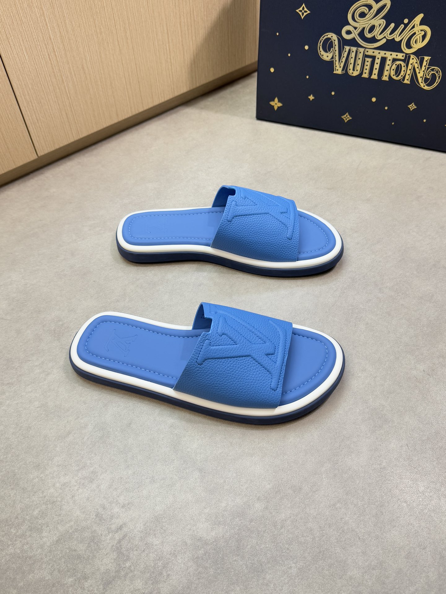 NO:745319,[Louis Vuitton] Louis Vuitton - High-end quality original casual sandals - Imported pebbled calf leather on the upper, sewn with brand totem - Water-dyed cow leather on the inside - Ultra-light TPU foam genuine leather outsole with water platform and rubber; combined molded outsole - Ultra-high quality control, fine workmanship (high-end, luxury, grade) -Size 39-44 (38.45, can be customized),, louis vuitton, louis  vuitton,slippers,cowhide19860909【Louis Vuitton】路易威登 -高端品质 原单休闲凉拖鞋 -鞋面进口荔纹小牛皮、车缝品牌图腾 -内里水染牛皮 -大底超轻TPU发泡真皮包水台·橡胶；组合成型大底 -超高品控·做工精细凸显(高端·贵气·档次) -Size 39-44（38.45, 可订做),,louis vuitton,louis vuitton,slippers,cowhide,Men's shoes