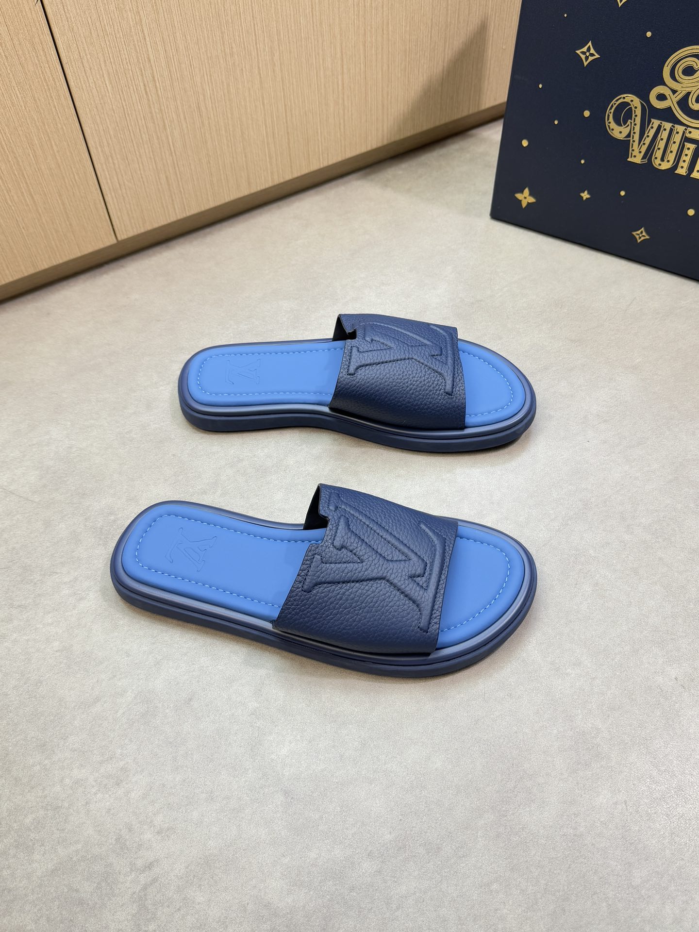 NO:745324,[Louis Vuitton] Louis Vuitton - High-end quality original casual sandals - Imported pebbled calf leather on the upper, sewn with brand totem - Water-dyed cow leather on the inside - Outsole is ultra-light TPU foam genuine leather with water platform and rubber; combined molded outsole - Ultra-high quality control, fine workmanship highlights (high-end, luxury, grade) -Size 39-44 (38.45,, can be customized)·,, louis  vuitton,louis vuitton,slippers,cowhide19860909【Louis Vuitton】路易威登 -高端品质 原单休闲凉拖鞋 -鞋面进口荔纹小牛皮、车缝品牌图腾 -内里水染牛皮 -大底超轻TPU发泡真皮包水台·橡胶；组合成型大底 -超高品控·做工精细凸显(高端·贵气·档次) -Size 39-44（38.45, ,可订做)·,,louis vuitton,louis vuitton,slippers,cowhide,Men's shoes