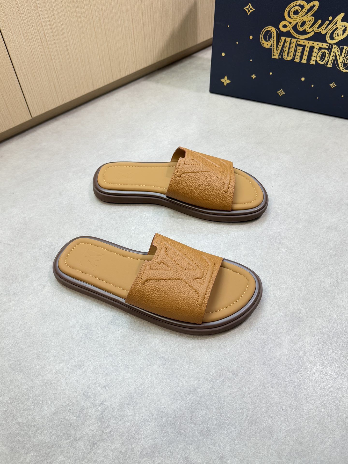 NO:745327,[Louis Vuitton] Louis Vuitton - High-end quality original casual sandals - Imported pebbled calf leather on the upper, sewn with brand totems - Water-dyed cow leather on the inside - Ultra-light TPU foam genuine leather outsole with water platform and rubber; combined molded outsole - Ultra-high quality control, fine workmanship highlighted (high-end, luxury, grade) -Size 39-44 (38.45, )·,, louis vuitton, louis  vuitton,slippers,cowhide19860909【Louis Vuitton】路易威登 -高端品质 原单休闲凉拖鞋 -鞋面进口荔纹小牛皮、车缝品牌图腾 -内里水染牛皮 -大底超轻TPU发泡真皮包水台·橡胶；组合成型大底 -超高品控·做工精细凸显(高端·贵气·档次) -Size 39-44（38.45, )·,,louis vuitton,louis vuitton,slippers,cowhide,Men's shoes