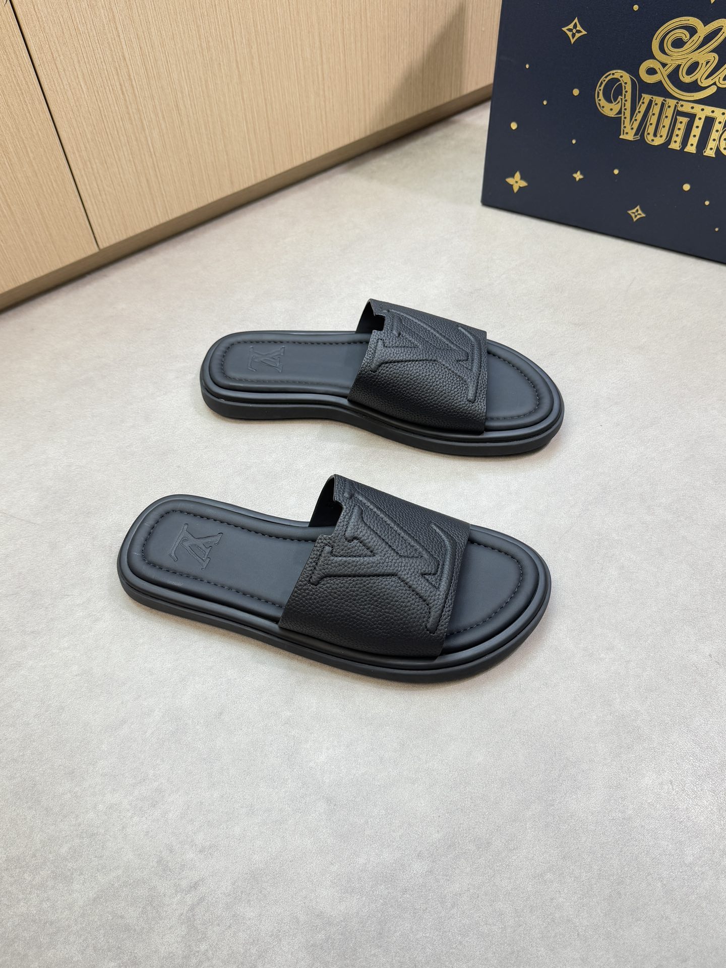 NO:355032,【Louis Vuitton】Louis Vuitton - High-end quality Original single casual sandals - Imported lyre-patterned calfskin, sewing brand totem - Inner water dyed cowhide - Outsole ultra-light TPU foamed leather water-built table·rubber; Combined molding outsole - Ultra-high quality control·fine workmanship highlights (high-end, noble, grade) -Size 39-44 (38.45, 46,47, custom made)·0199,,louis vuitton,louis vuitton,slippers,cowhide19860909【Louis Vuitton】路易威登 -高端品质 原单休闲凉拖鞋 -鞋面进口荔纹小牛皮、车缝品牌图腾 -内里水染牛皮 -大底超轻TPU发泡真皮包水台·橡胶；组合成型大底 -超高品控·做工精细凸显(高端·贵气·档次) -Size 39-44（38.45, 46,47,可订做)·0199,,louis vuitton,louis vuitton,slippers,cowhide,Men's shoes