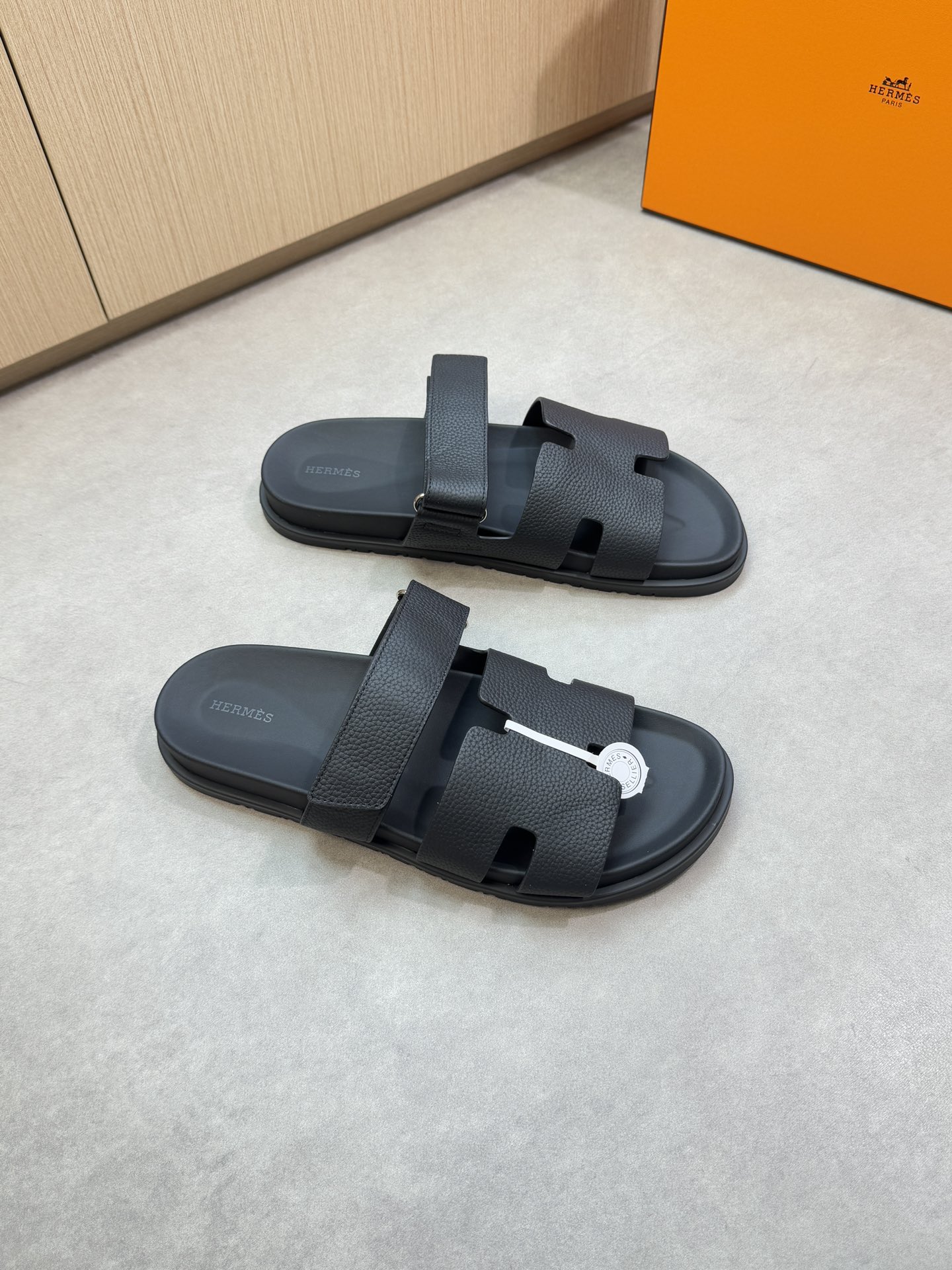 NO:355484,【HERMES】Hermes - High-end quality·Original casual sandals - Imported lyre-patterned calfskin, forged H totem, Velcro technology - Inner water dyed cowhide - Outsole ultra-light TPR rubber·TPU water table; Combined molding outsole - Ultra-high quality control·fine workmanship highlighted (high-end, noble, grade) -Size 39-44 (38, 45, 46, 47, customized)·H0199,, hermes, hermes, slippers, cowhide19860909【 HERMES】爱马仕 -高端品质·原单休闲凉拖鞋 -鞋面进口荔纹小牛皮、锻造H图腾、魔术贴工艺 -内里水染牛皮 -大底超轻TPR橡胶·TPU水台；组合成型大底 -超高品控·做工精细凸显(高端·贵气·档次) -Size 39-44（38,45,46,47,订做)·H0199,,hermes,hermes,slippers,cowhide,Men's shoes