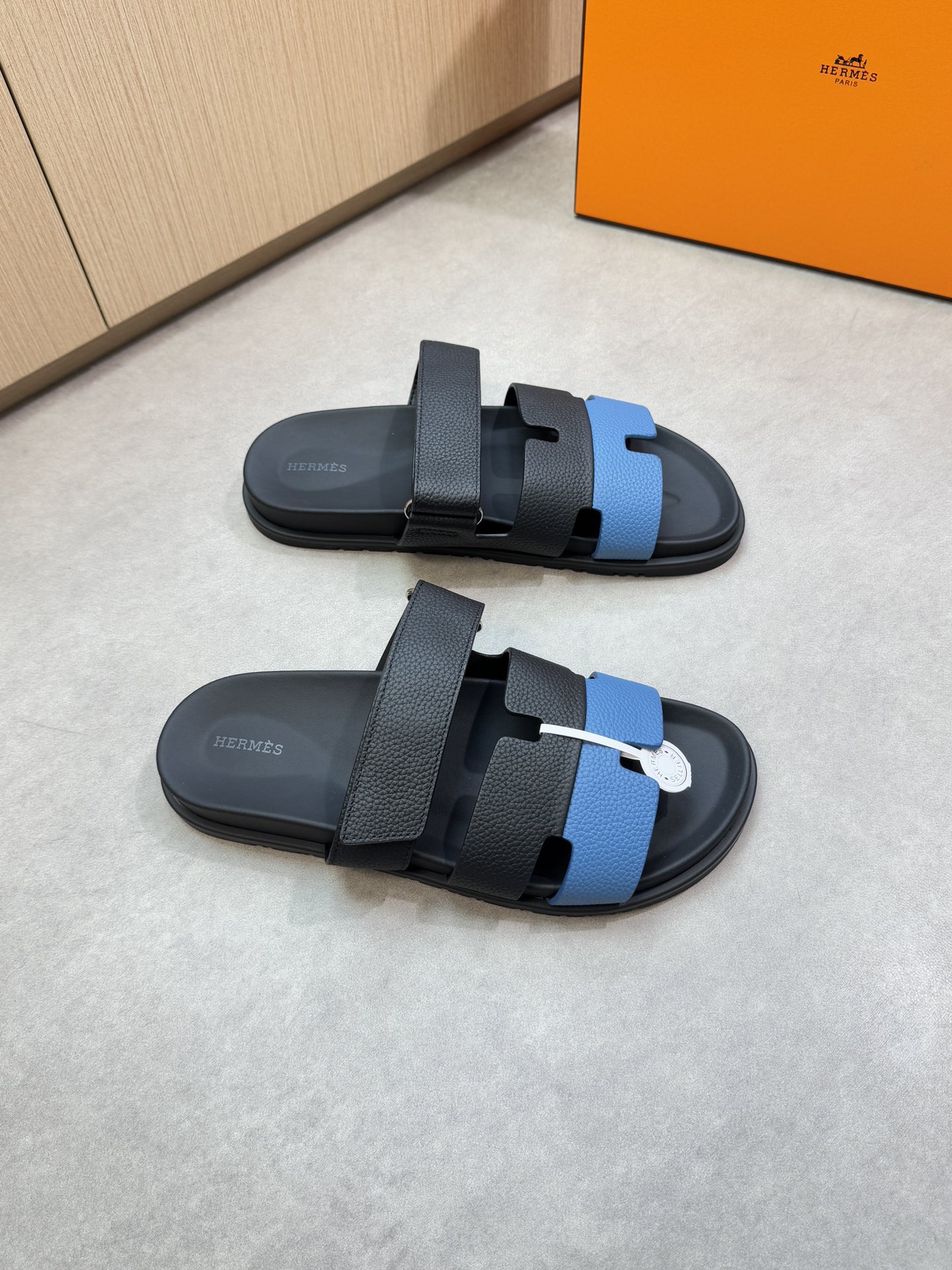 NO:355497,【HERMES】Hermes - High-end quality·Original single casual sandals - Imported upper lying pattern calfskin inner joint sewing double color combination, forged H totem, Velcro technology - Inner water dyed cowhide - Outsole ultra-light TPR rubber·TPU water table; Combined molding outsole - Ultra-high quality control·fine workmanship highlighted (high-end, noble, grade) -Size 39-44 (38, 45, 46, 47, customized)·H0199,, hermes, hermes, slippers, cowhide19860909【 HERMES】爱马仕 -高端品质·原单休闲凉拖鞋 -鞋面进口荔纹小牛皮内合车缝双拼色、锻造H图腾、魔术贴工艺 -内里水染牛皮 -大底超轻TPR橡胶·TPU水台；组合成型大底 -超高品控·做工精细凸显(高端·贵气·档次) -Size 39-44（38,45,46,47,订做)·H0199,,hermes,hermes,slippers,cowhide,Men's shoes