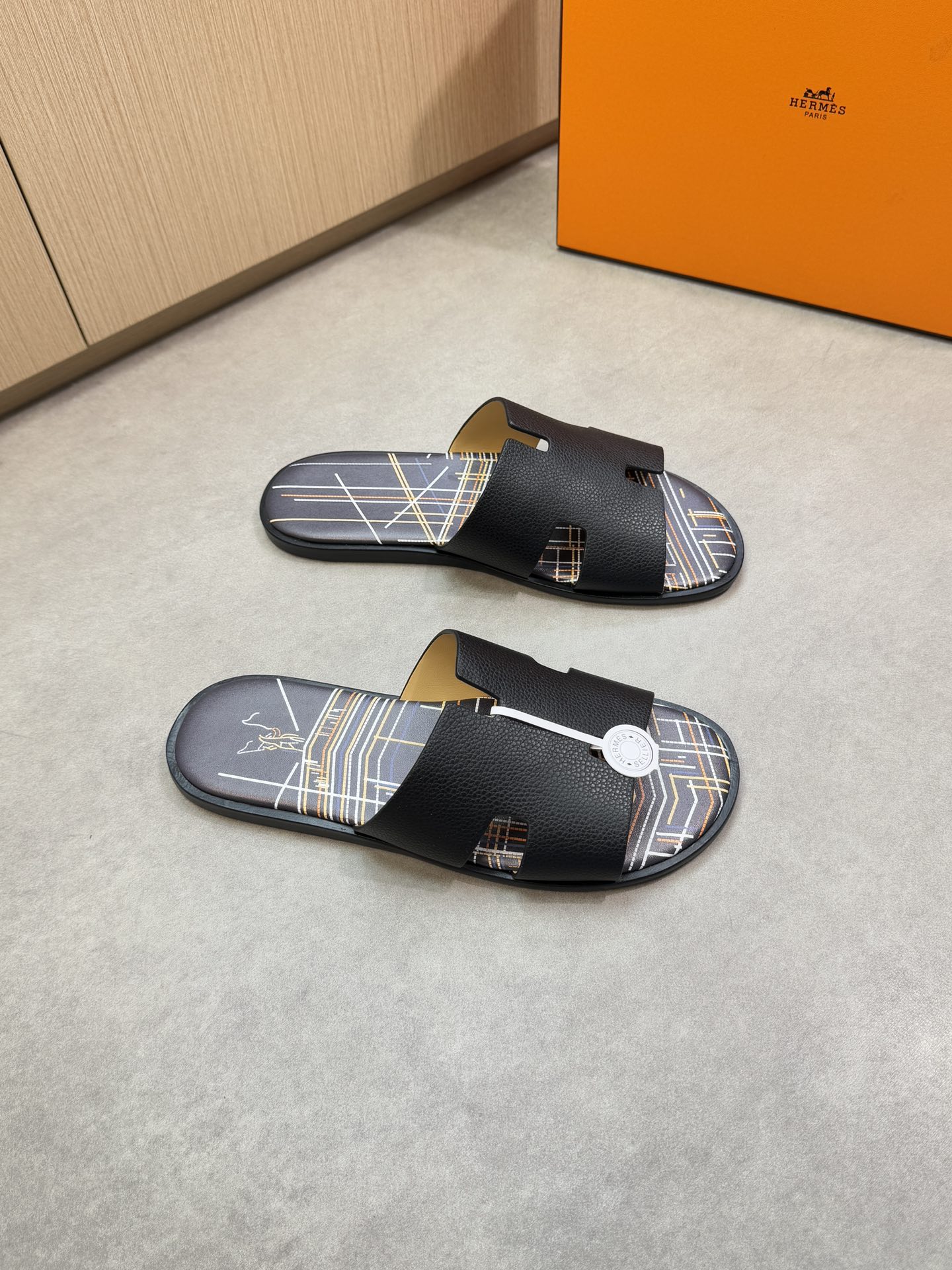 NO:355510,【HERMES】Hermes - High-end quality·Original casual sandals - Imported lyre-patterned calfskin, forged H totem on the upper - Water-dyed cowhide in the inner lining - Ultra-light leather·Sheet leather TPU water table; Combined molded leather outsole - Ultra-high quality control·fine workmanship highlighted (high-end, noble, grade) -Size 39-44 (38,45,46,47, customized)·H0199,,hermes,hermes,slippers,cowhide,Leather soles19860909【 HERMES】爱马仕 -高端品质·原单休闲凉拖鞋 -鞋面进口荔纹小牛皮、锻造H图腾 -内里水染牛皮 -大底超轻真皮·包真皮TPU水台；组合成型真皮大底 -超高品控·做工精细凸显(高端·贵气·档次) -Size 39-44（38,45,46,47,订做)·H0199,,hermes,hermes,slippers,cowhide,Leather soles,Men's shoes