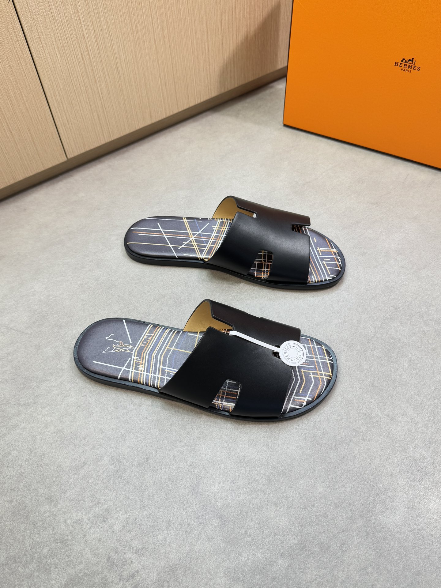 NO:355526,【HERMES】Hermes - High-end quality·Original casual sandals - Imported Napa calfskin, forged H totem on the upper - Water dyed cowhide in the inner lining - Ultra-light leather·Sheet leather TPU water table; Combined molded leather outsole - Ultra-high quality control·fine workmanship highlighted (high-end, noble, grade) -Size 39-44 (38,45,46,47, customized)·H0199,,hermes,hermes,slippers,cowhide,Leather soles19860909【 HERMES】爱马仕 -高端品质·原单休闲凉拖鞋 -鞋面进口纳帕小牛皮、锻造H图腾 -内里水染牛皮 -大底超轻真皮·包真皮TPU水台；组合成型真皮大底 -超高品控·做工精细凸显(高端·贵气·档次) -Size 39-44（38,45,46,47,订做)·H0199,,hermes,hermes,slippers,cowhide,Leather soles,Men's shoes