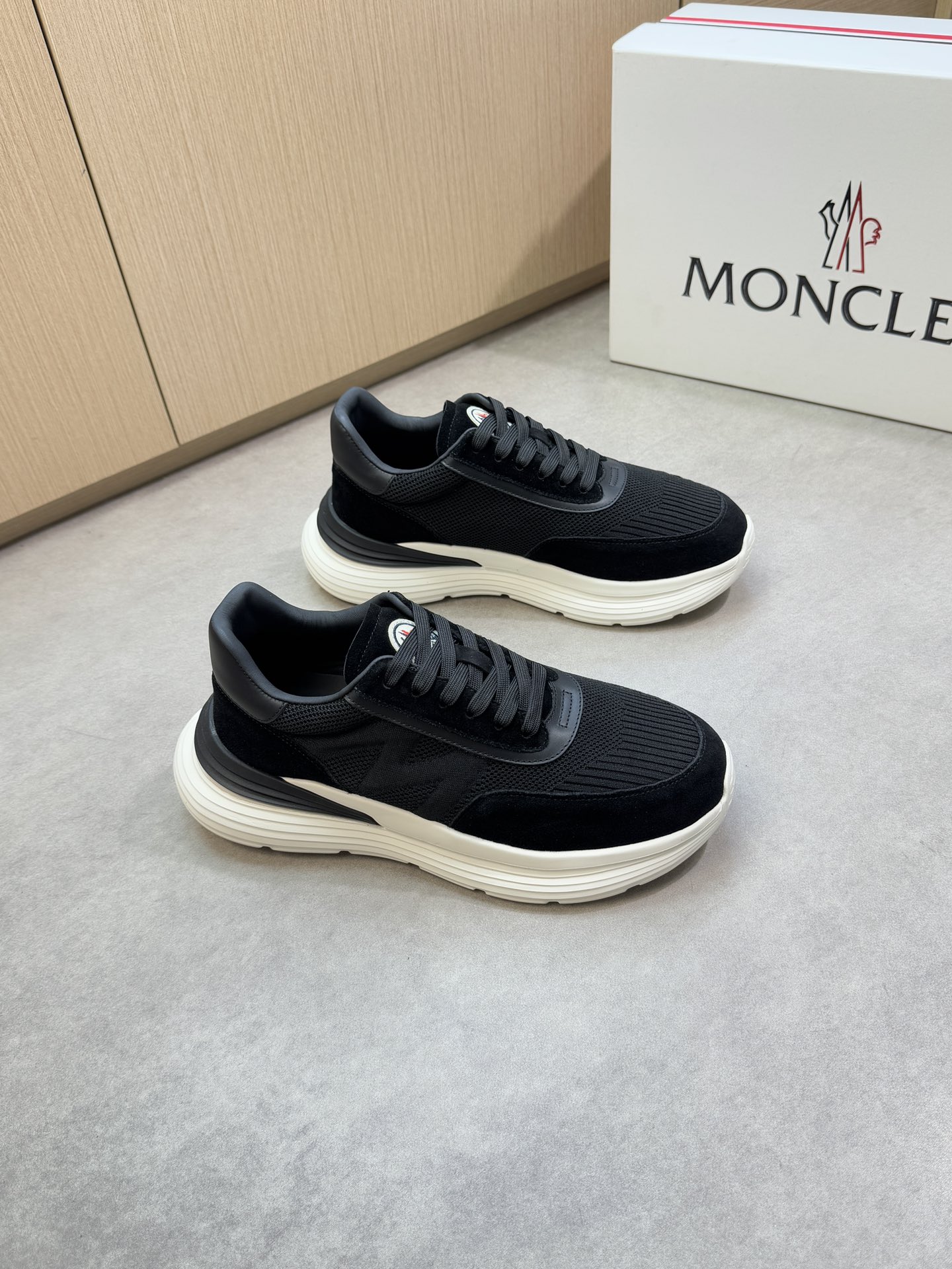 NO:355043,【MONCLER】Mongkelai (blind) - High-end quality Original single casual sneakers - Upper; Napa calfskin, reverse velvet calfskin, brand totem woven fabric, shoe tongue sewing brand cloth - Inner water dyed cowhide - Outsole ultra-light TPU foam. Rubber; Two-color molded sole - Ultra-high quality control·fine workmanship highlighting (high-end, noble, grade) -Size 39-44 (38,45, custom made)·MC0186,,Moncler,Moncler,sneakers,cowhide19860909【MONCLER】盟可睐(蒙口) -高端品质 原单休闲运动鞋 -鞋面；纳帕小牛皮、反绒小牛皮、品牌图腾飞织布匹、鞋舌车缝品牌布标 -内里水染牛皮 -大底超轻TPU发泡.橡胶; 双色成型大底 -超高品控·做工精细凸显 (高端·贵气·档次) -Size 39-44（38,45,可订做)·MC0186,,Moncler,Moncler,sneakers,cowhide,Men's shoes