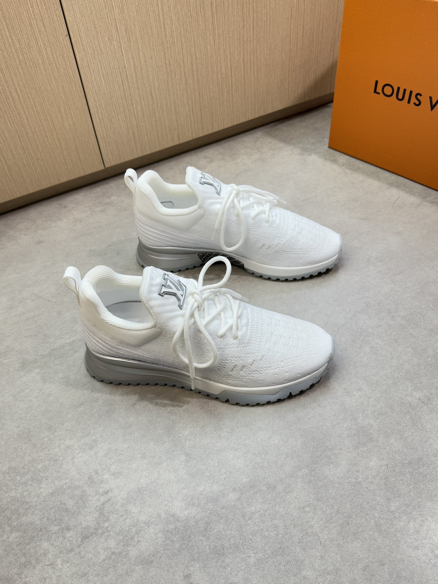 NO:355078,【Louis Vuitton】Louis Vuitton - High-end quality Original single casual sneakers - Upper imported brand totem woven fabric, heel hot brand logo totem craftsmanship, shoe tongue; sewing brand plastic logo - inner lining canvas inner lining - outsole ultralight TPU·TR rubber; two-color molded outsole - ultra high quality control · fine workmanship highlighting (high-end · noble · grade) -Size 39-44 (38, 45, custom made),,louis vuitton,louis vuitton,sneakers19860909【Louis Vuitton】路易威登 -高端品质 原单休闲运动鞋 -鞋面进口品牌图腾飞织布匹、后跟热切品牌logo图腾工艺、鞋舌;车缝品牌塑胶logo -内里帆布内里 -大底超轻TPU·TR橡胶；双色成型大底 -超高品控·做工精细凸显(高端·贵气·档次) -Size 39-44（38,45,可订做),,louis vuitton,louis vuitton,sneakers,Men's shoes