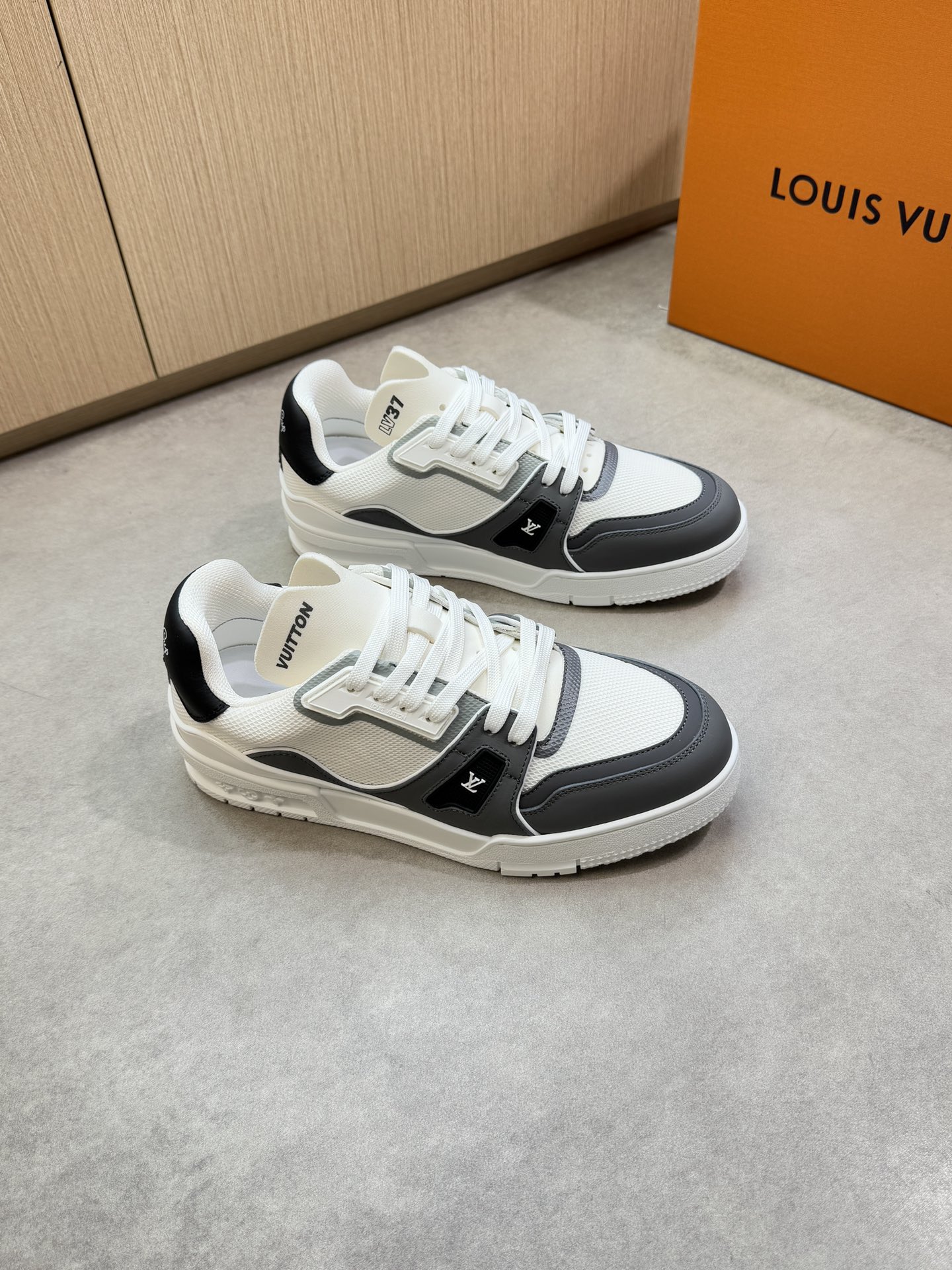 NO:355094,【Louis Vuitton】Louis Vuitton - High-end quality Original single casual sneakers - Upper Napa calfskin, brand high mercerized mesh canvas, shoe body sewing brand injection module, tongue. Heel; Silk-printed high Zhoubo brand logo - Neil brand canvas - Outsole original TPR rubber; Two-color molded outsole - Ultra-high quality control · Fine workmanship highlighting (high-end, noble, grade) - Size 39-44 (38,45, custom made)·L0111,,louis vuitton,louis vuitton,sneakers,cowhide19860909【Louis Vuitton】路易威登 -高端品质 原单休闲运动鞋 -鞋面纳帕小牛皮、品牌高丝光网帆布、鞋身车缝品牌注塑模块、鞋舌.后跟；丝印高周波品牌logo -内里品牌帆布 -大底原版TPR橡胶；双色成型大底 -超高品控·做工精细凸显(高端·贵气·档次) -Size 39-44（38,45,可订做)·L0111,,louis vuitton,louis vuitton,sneakers,cowhide,Men's shoes
