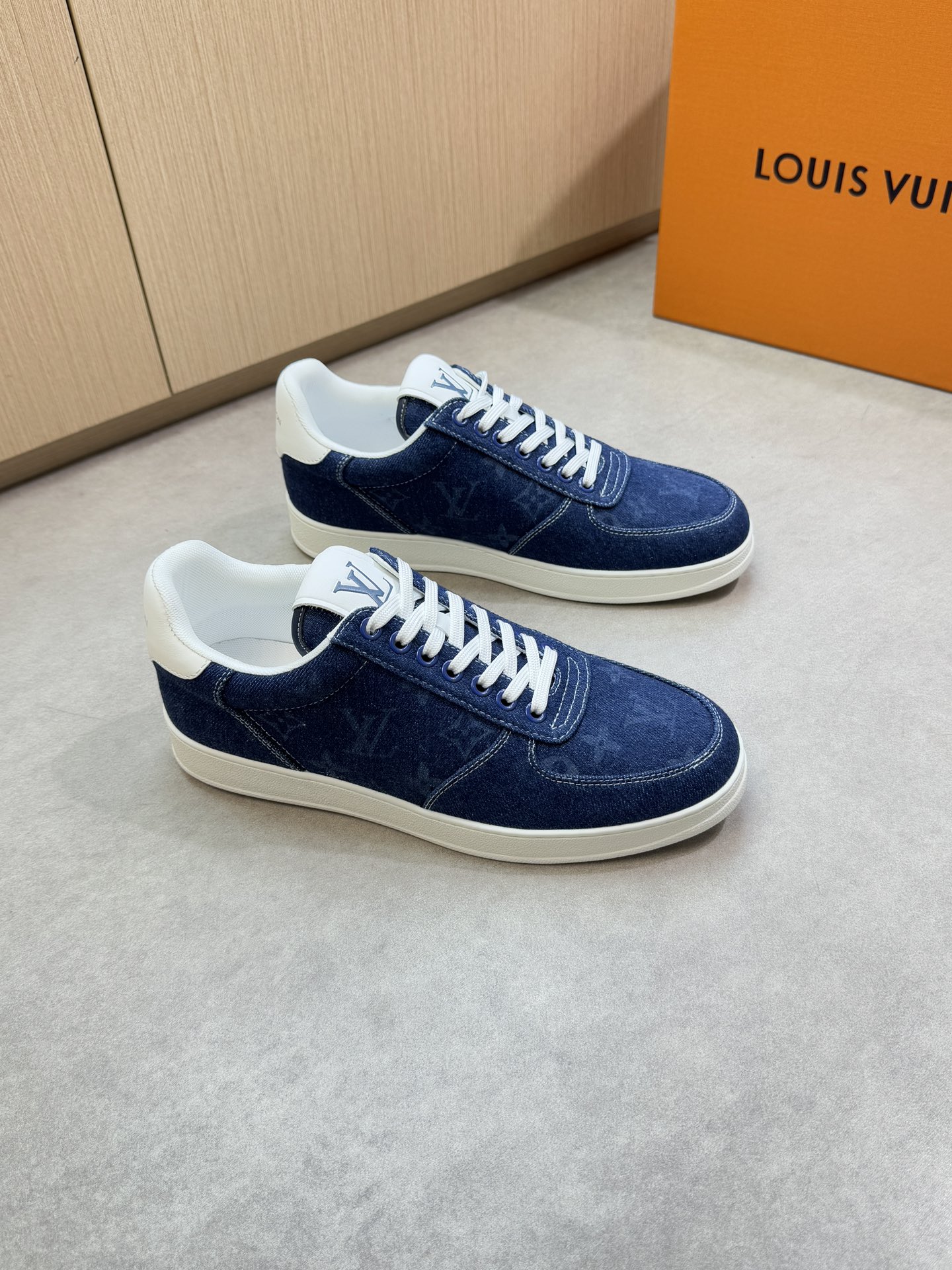 NO:355106,【Louis Vuitton】Louis Vuitton - High-end quality Original single casual sports shoes - Upper Napa calfskin, brand totem canvas cloth, shoe body. Heel; Silk-printed brand logo - Inner water dyed cowhide - Outsole ultra-light TPR·rubber; Formed sole - Ultra-high quality control·fine workmanship highlighted (high-end, noble, grade) -Size 38-44 (45, custom made)·L0117,,louis vuitton,louis vuitton,cowhide19860909【Louis Vuitton】路易威登 -高端品质 原单休闲运动板鞋 -鞋面纳帕小牛皮、品牌图腾帆布布匹、鞋身.后跟；丝印品牌Logo -内里水染牛皮 -大底超轻TPR·橡胶; 成型大底 -超高品控·做工精细凸显(高端·贵气·档次) -Size 38-44（45,可订做)·L0117,,louis vuitton,louis vuitton,cowhide,Men's shoes