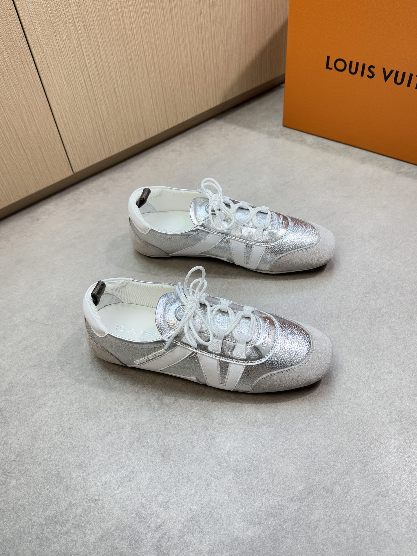 NO:355119,【Louis Vuitton】Louis Vuitton - High-end quality Original single casual sneakers - upper silver lyre-patterned calfskin, tongue, shoe body. Injection molded brand logo, sewing brand totem - Inner brand canvas, foot pads; water dyed cowhide - Outsole ultra-light TPR·rubber; inlaid molded sole - Ultra-high quality control·fine workmanship highlights (high-end, noble, grade) -Size 39-44 (38,45, custom made)·L0186,,louis vuitton,louis vuitton,sneakers,cowhide19860909【Louis Vuitton】路易威登 -高端品质 原单休闲运动鞋 -鞋面银色荔纹小牛皮、鞋舌.鞋身.注塑品牌logo、车缝品牌图腾 -内里品牌帆布,垫脚；水染牛皮 -大底超轻TPR·橡胶；镶嵌成型大底 -超高品控·做工精细凸显(高端·贵气·档次) -Size 39-44（38,45,可订做)·L0186,,louis vuitton,louis vuitton,sneakers,cowhide,Men's shoes