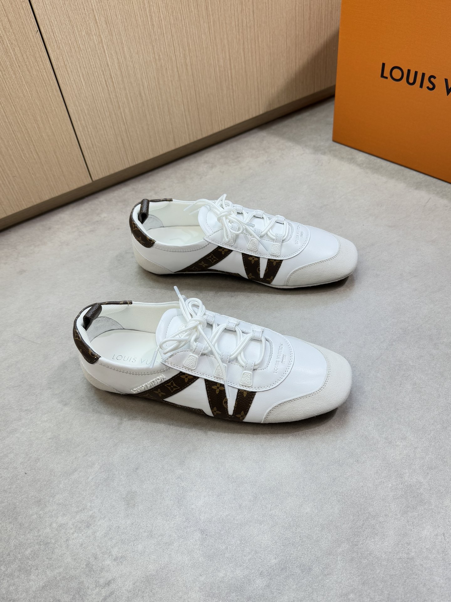 NO:355132,【Louis Vuitton】Louis Vuitton - High-end quality Original single casual sneakers - Upper Napa calfskin, reverse velvet calfskin, tongue. Shoe body. Injection molded brand logo, sewing brand totem - Inner brand canvas, foot pads; Water dye cowhide - Outsole ultra-light TPR·rubber; Inlaid molded sole - Ultra-high quality control·fine workmanship highlights (high-end, noble, grade) -Size 39-44 (38,45, custom made)·L0186,,louis vuitton,louis vuitton,sneakers,cowhide19860909【Louis Vuitton】路易威登 -高端品质 原单休闲运动鞋 -鞋面纳帕小牛皮、反绒小牛皮、鞋舌.鞋身.注塑品牌logo、车缝品牌图腾 -内里品牌帆布,垫脚；水染牛皮 -大底超轻TPR·橡胶；镶嵌成型大底 -超高品控·做工精细凸显(高端·贵气·档次) -Size 39-44（38,45,可订做)·L0186,,louis vuitton,louis vuitton,sneakers,cowhide,Men's shoes