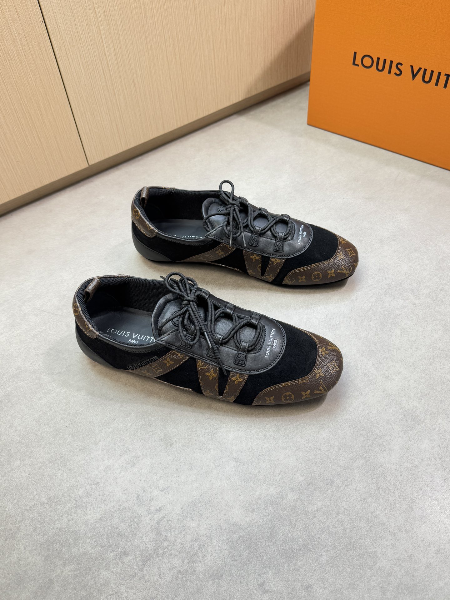 NO:355147,【Louis Vuitton】Louis Vuitton - High-end quality Original single casual sneakers - Upper Napa calfskin, reverse velvet calfskin, brand totem PVC, shoe tongue. Shoe body. Injection molded brand logo, sewing brand totem - Inner brand canvas, foot pads; Water dye cowhide - Outsole ultra-light TPR·rubber; Inlaid molded sole - Ultra-high quality control·fine workmanship highlights (high-end, noble, grade) -Size 39-44 (38,45, custom made)·L0186,,louis vuitton,louis vuitton,sneakers,cowhide19860909【Louis Vuitton】路易威登 -高端品质 原单休闲运动鞋 -鞋面纳帕小牛皮、反绒小牛皮、品牌图腾PVC、鞋舌.鞋身.注塑品牌logo、车缝品牌图腾 -内里品牌帆布,垫脚；水染牛皮 -大底超轻TPR·橡胶；镶嵌成型大底 -超高品控·做工精细凸显(高端·贵气·档次) -Size 39-44（38,45,可订做)·L0186,,louis vuitton,louis vuitton,sneakers,cowhide,Men's shoes