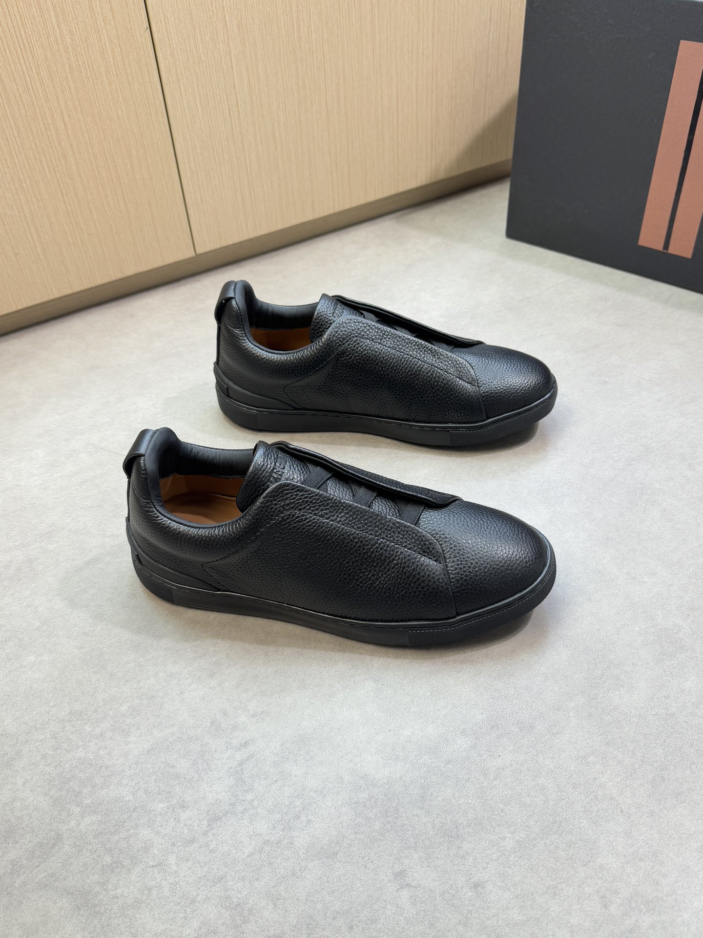 NO:355370,【Zegna】Jenia - High-end quality Original single casual sports shoes - original upper lyre pattern calfskin, shoe tongue air compressor brand logo, lazy wear and remove elastic band - water dye cowhide inside - ultra-light TPR·rubber molded outsole - ultra-high quality control·fine workmanship highlighted (high-end·noble·grade) -Size: 39-44 (38,45, custom made)·Z0126,,zegna,cowhide19860909【Zegna】杰尼亚 -高端品质 原单休闲运动板鞋 -鞋面原版荔纹小牛皮、鞋舌空压品牌logo、懒人穿脱松紧带 -内里水染牛皮 -大底超轻TPR·橡胶成型大底 -超高品控·做工精细凸显(高端·贵气·档次) -Size: 39-44（38,45,可订做)·Z0126,,zegna,cowhide,Men's shoes
