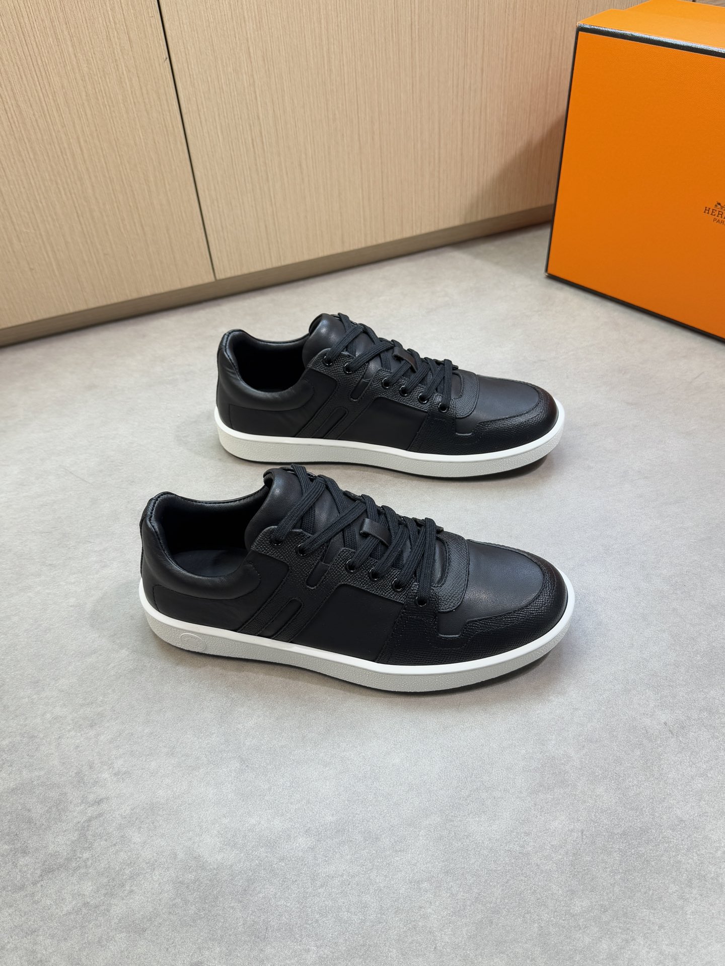 NO:355386,【HERMES】HERMES - High-end quality Original single casual sports shoes - Upper Napa calfskin, palm print cowhide, shoe body sewing brand H totem - Inner water dyed cowhide - Outsole ultra-light TPR·rubber; Two-color molded sole - Ultra-high quality control·fine workmanship highlighted (high-end, noble, grade) -Size 39-44 (38,45 can be customized)·HMS0126,,hermes,hermes,cowhide19860909【 HERMES】爱马仕 -高端品质 原单休闲运动板鞋 -鞋面纳帕小牛皮、手掌纹牛皮、鞋身车缝品牌H图腾 -内里水染牛皮 -大底超轻TPR·橡胶；双色成型大底 -超高品控·做工精细凸显(高端·贵气·档次) -Size 39-44（38,45可订做)·HMS0126,,hermes,hermes,cowhide,Men's shoes
