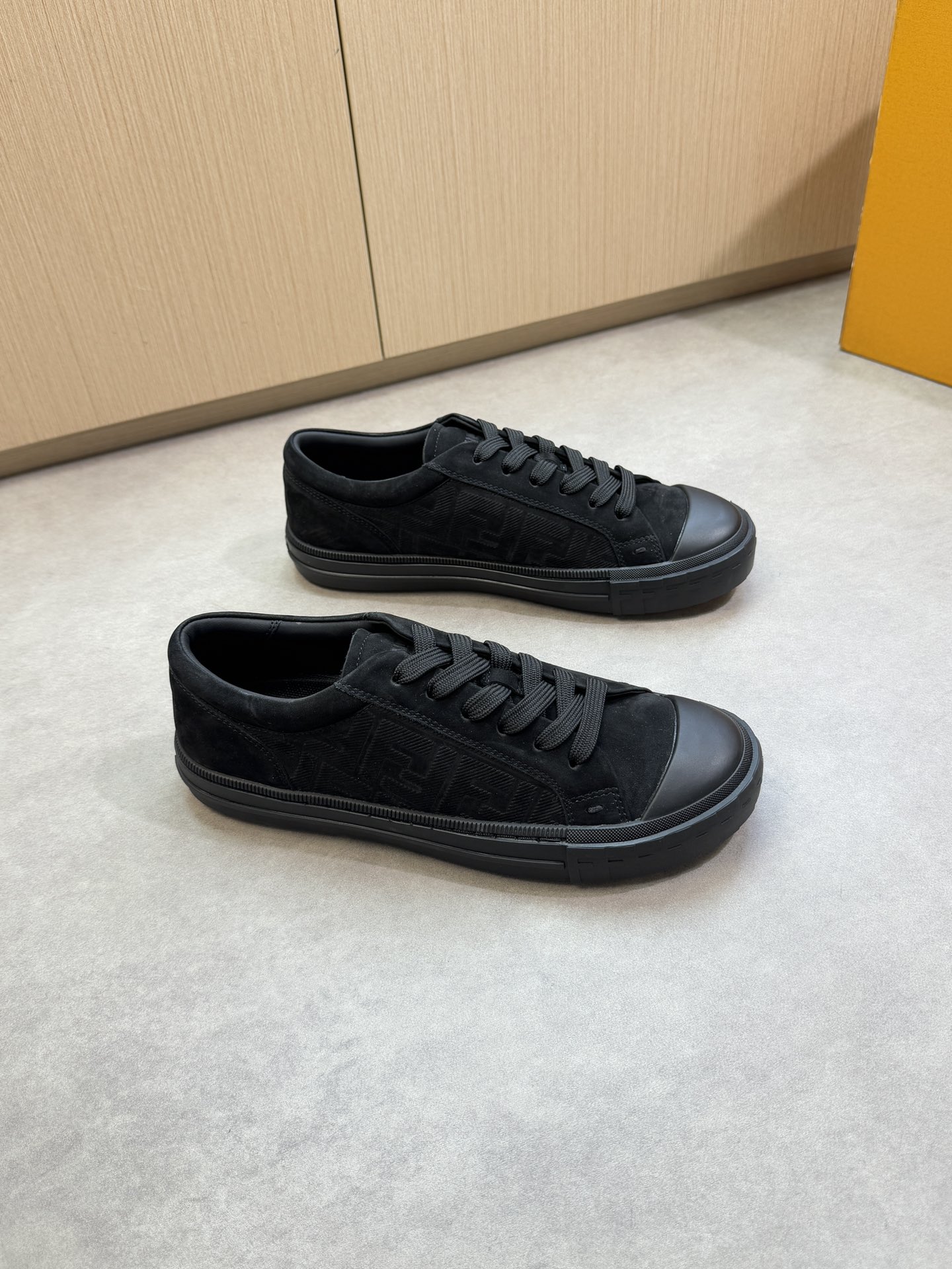 NO:355412,【Fendi】Fendi - High-end quality Original single couple outfit casual sports shoes - Upper matte calfskin, air compressor brand totem, shoe tongue air compressor brand logo - Inner water dye cowhide, foot pad; brand canvas - outsole ultralight TPR.rubber; molded outsole - ultra high quality control · fine workmanship highlight (high-end · noble · grade) -Size Men and women's same style 36-44 (women 35, men 45, can be customized)·FD0126,,fendi,fendi,cowhide19860909【 Fendi】芬迪 -高端品质 原单情侣装休闲运动板鞋 -鞋面磨砂小牛皮、空压品牌图腾、鞋舌空压品牌Logo -内里水染牛皮,垫脚；品牌帆布 -大底超轻TPR.橡胶; 成型大底 -超高品控·做工精细凸显(高端·贵气·档次) -Size 男女同款36-44（女35,男45,可订做)·FD0126,,fendi,fendi,cowhide,Men's shoes